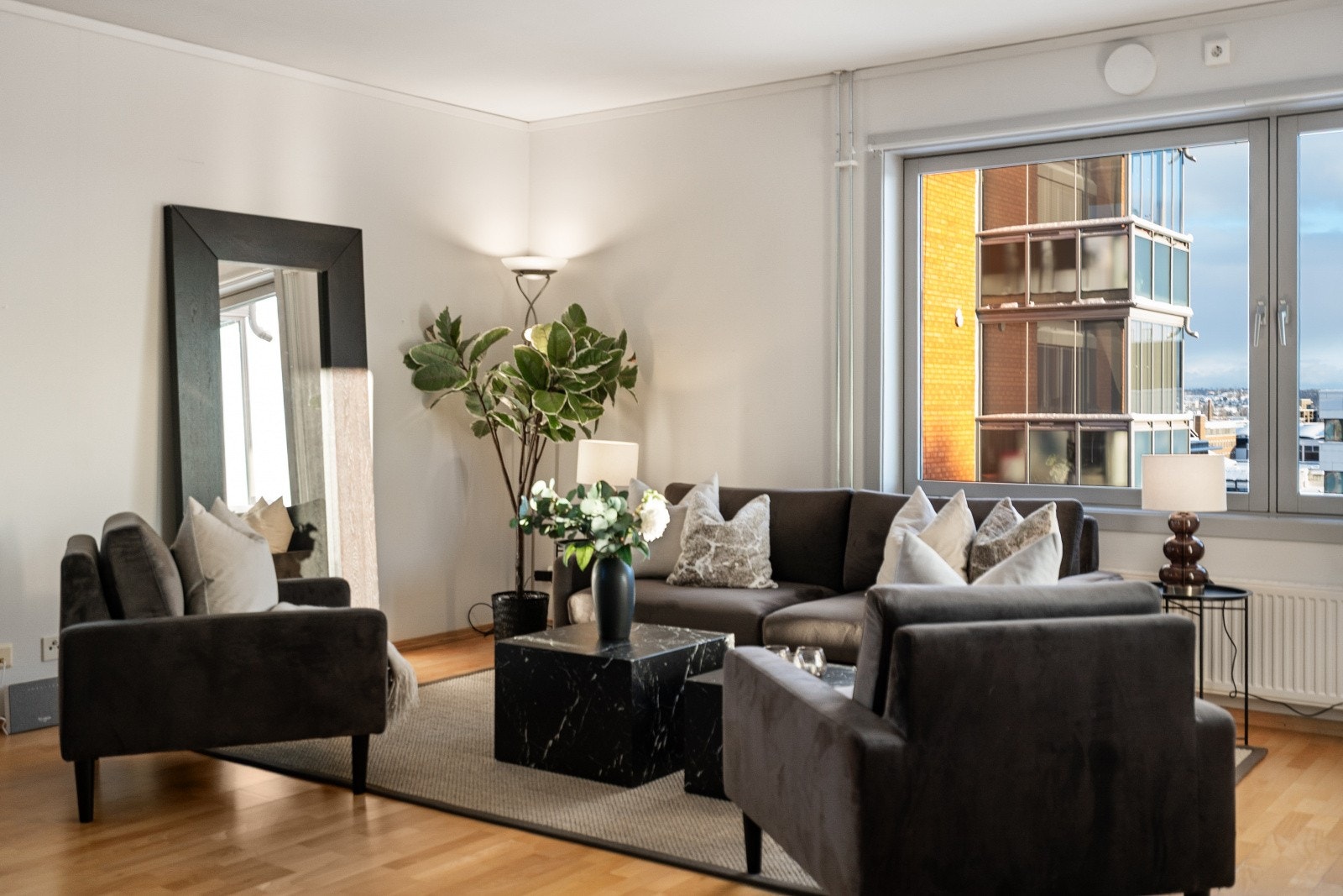 Stuen er romslig og enkel å møblere, med god plass til flere sittegrupper. Galleribilde