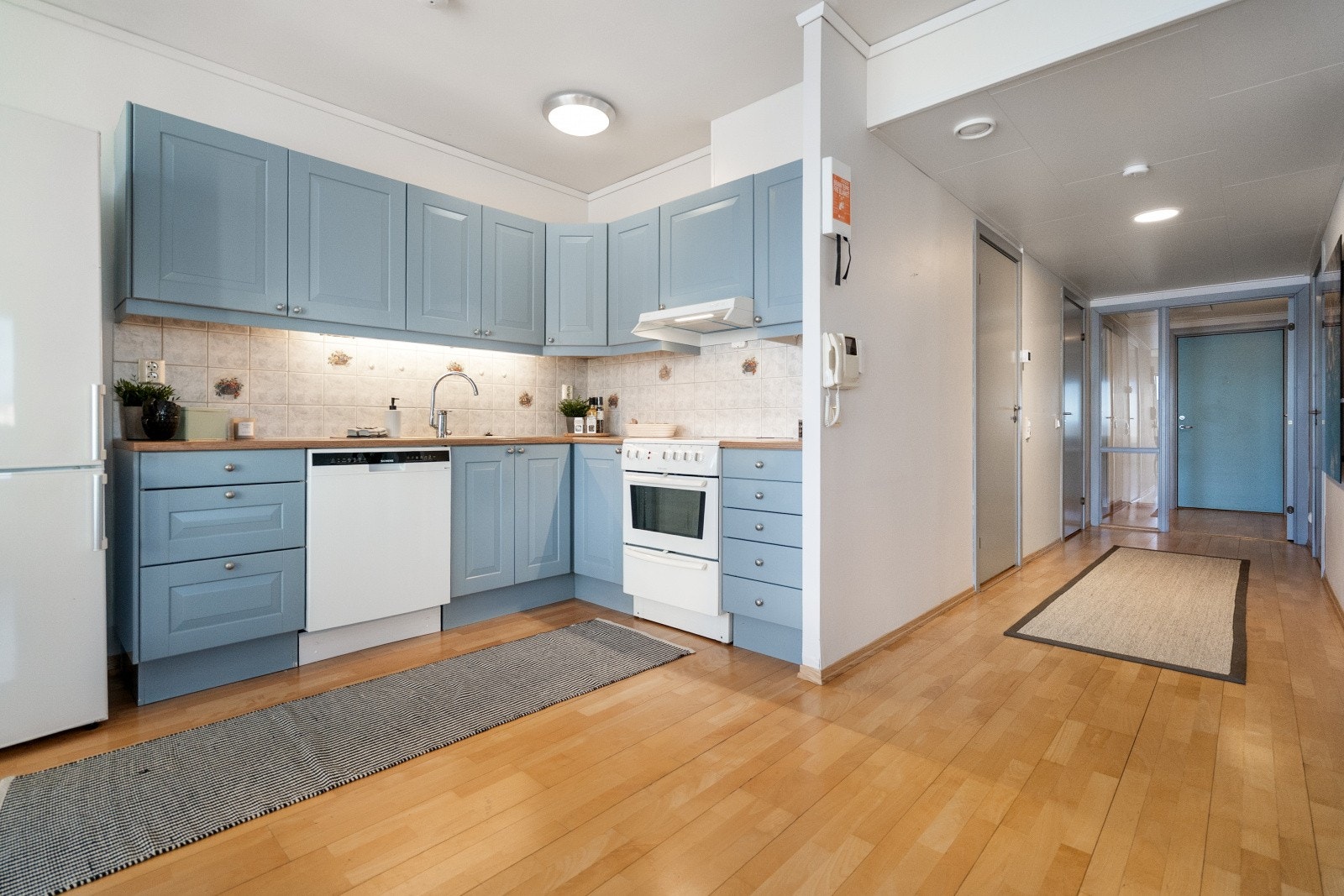 Det er opplegg for oppvaskmaskin, og en komfyrvakt er installert for ekstra sikkerhet. Galleribilde