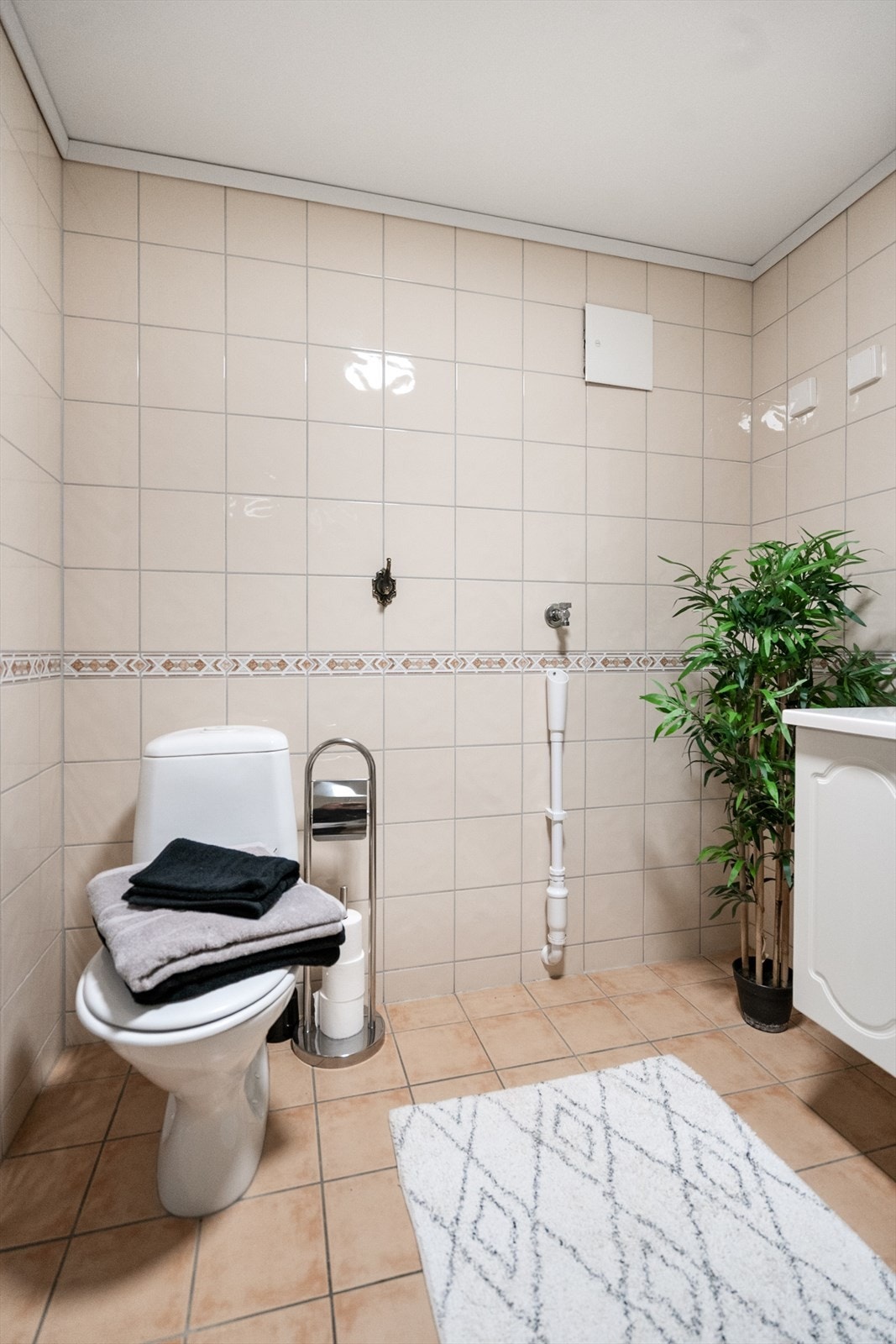 Rommet har opplegg for vaskemaskin og mekanisk avtrekk via ventilasjonsanlegget. Galleribilde