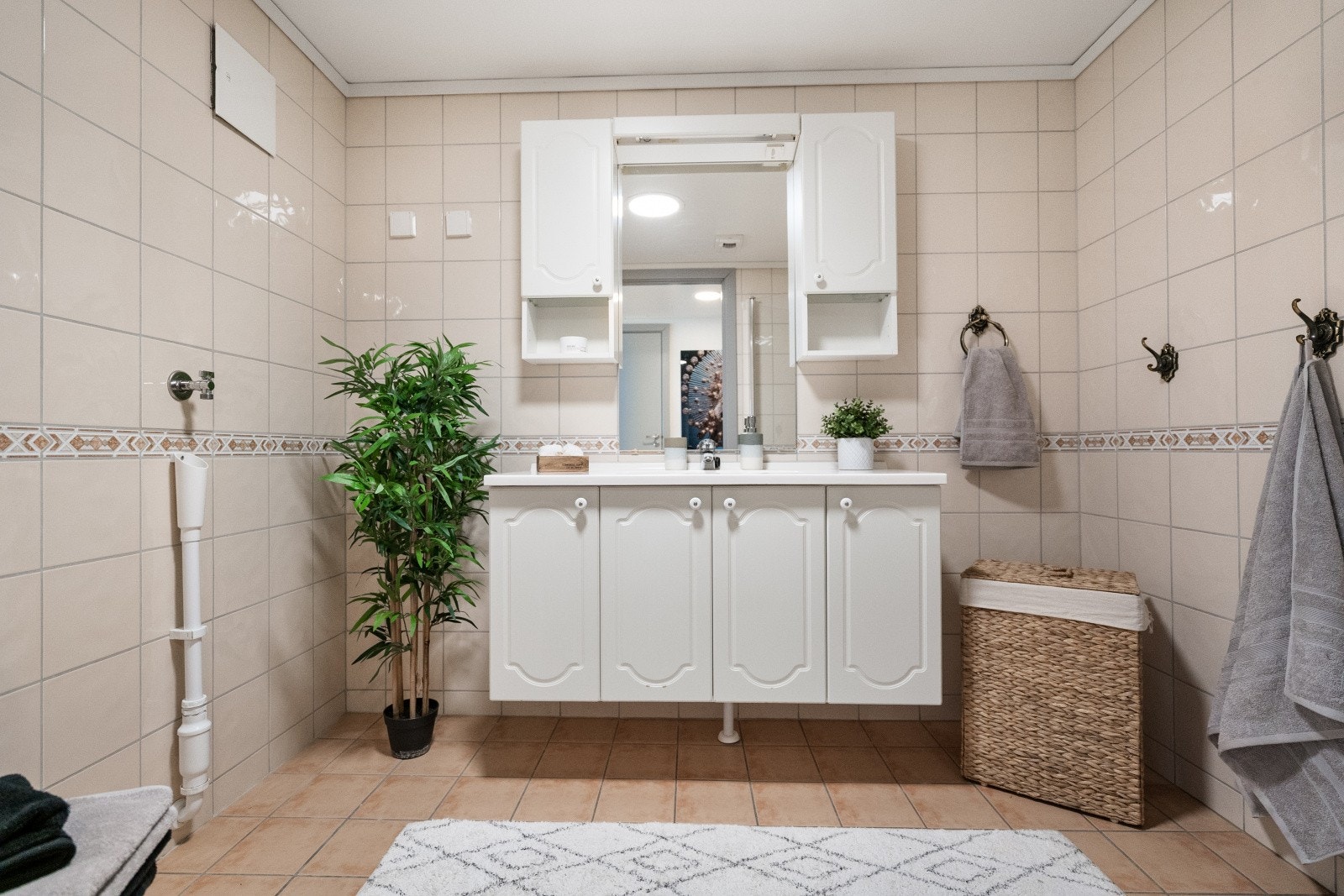 Badet er flislagt og utstyrt med elektriske varmekabler i gulvet for god komfort. Galleribilde