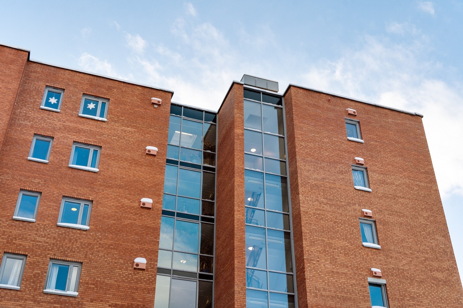 Bygget er fra 2003 og har etasjeskillere i betong som sikrer gode lydforhold. Galleribilde