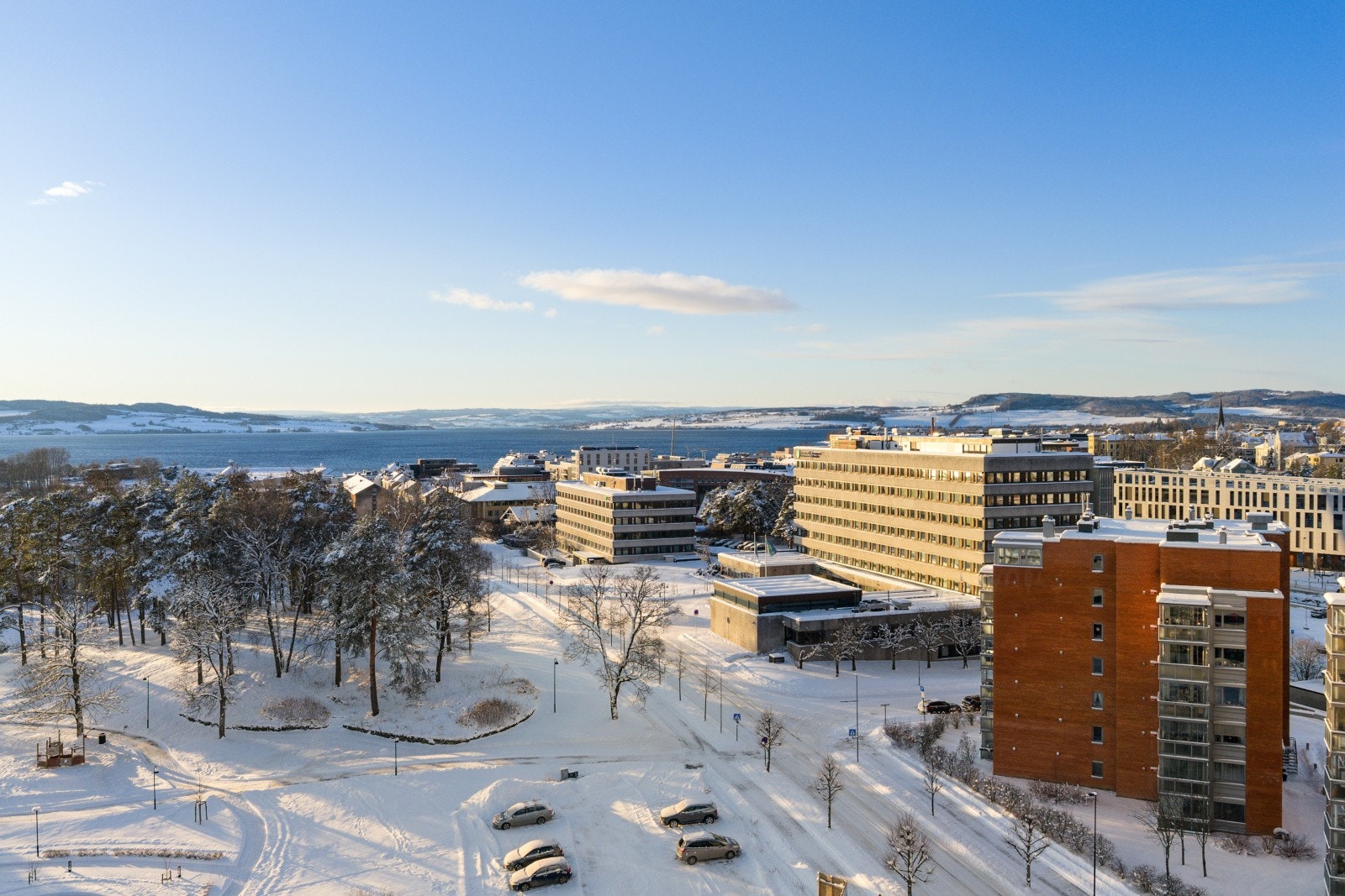 Det er kort vei ned til Mjøsa med Koigen og flotte turområder langs vannet. Galleribilde