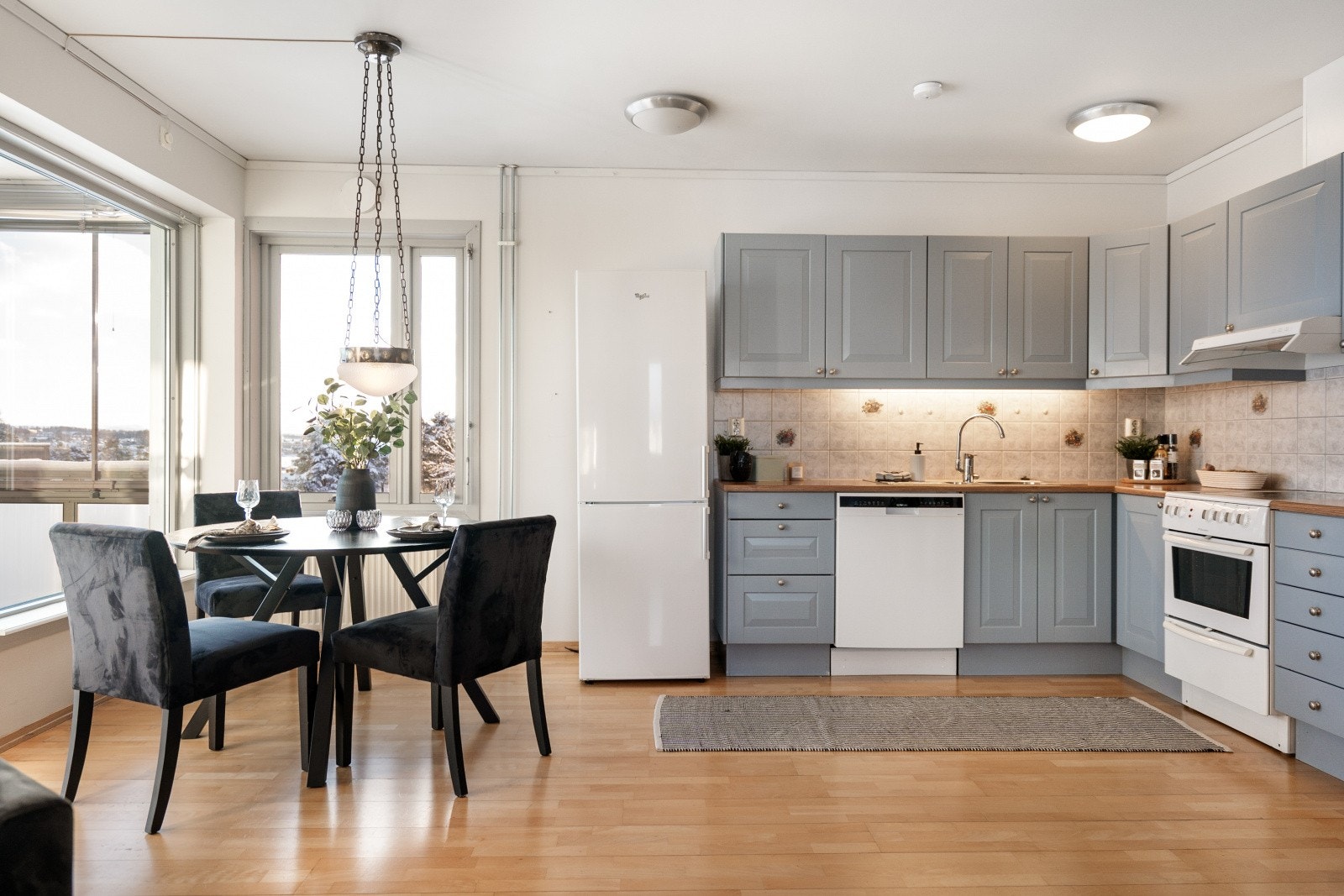 Kjøkkenet har en naturlig spiseplass ved vinduet med plass til et hyggelig frokostbord. Galleribilde