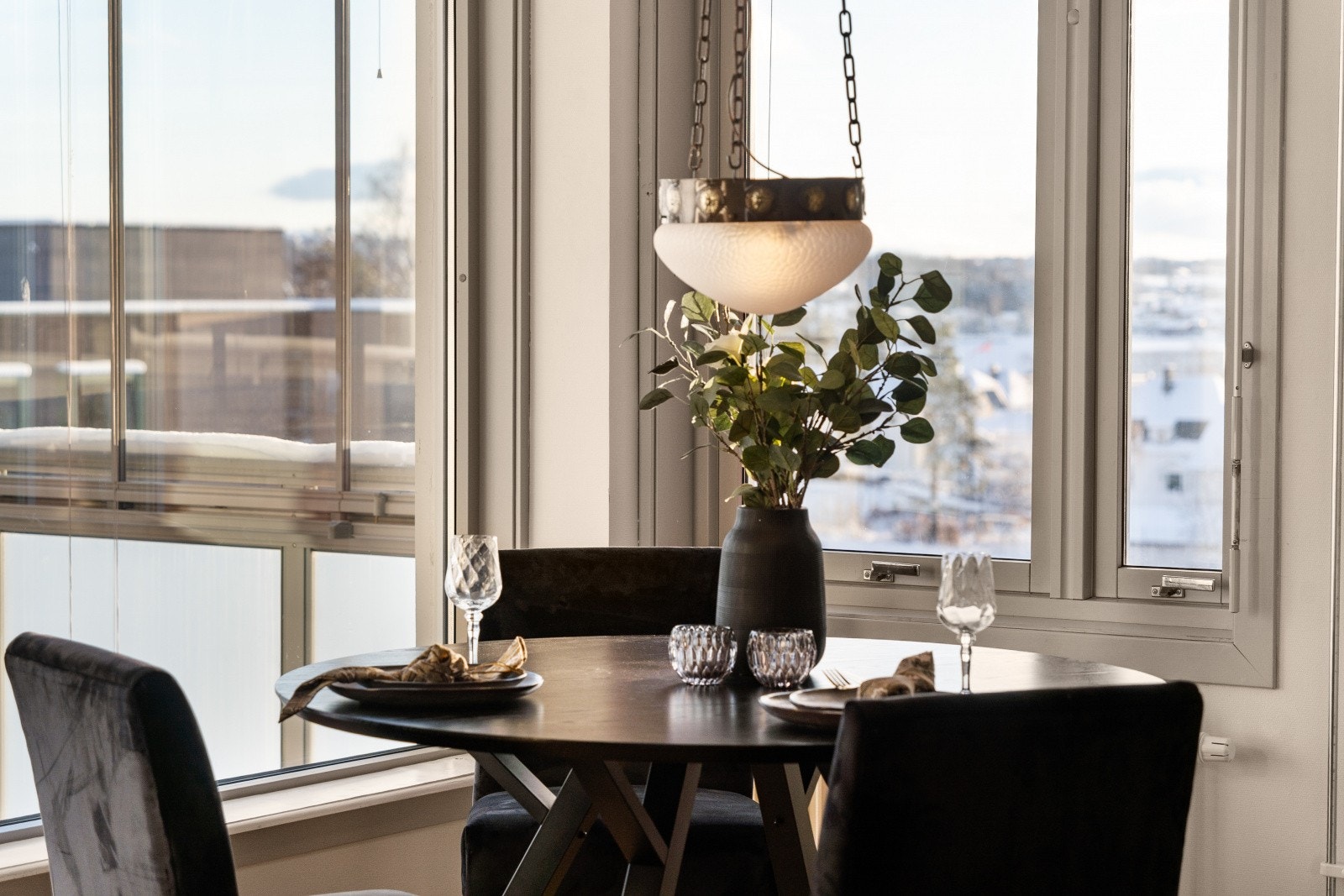 Fra spiseplassen har du utsyn over nærområdet gjennom store vinduer. Galleribilde