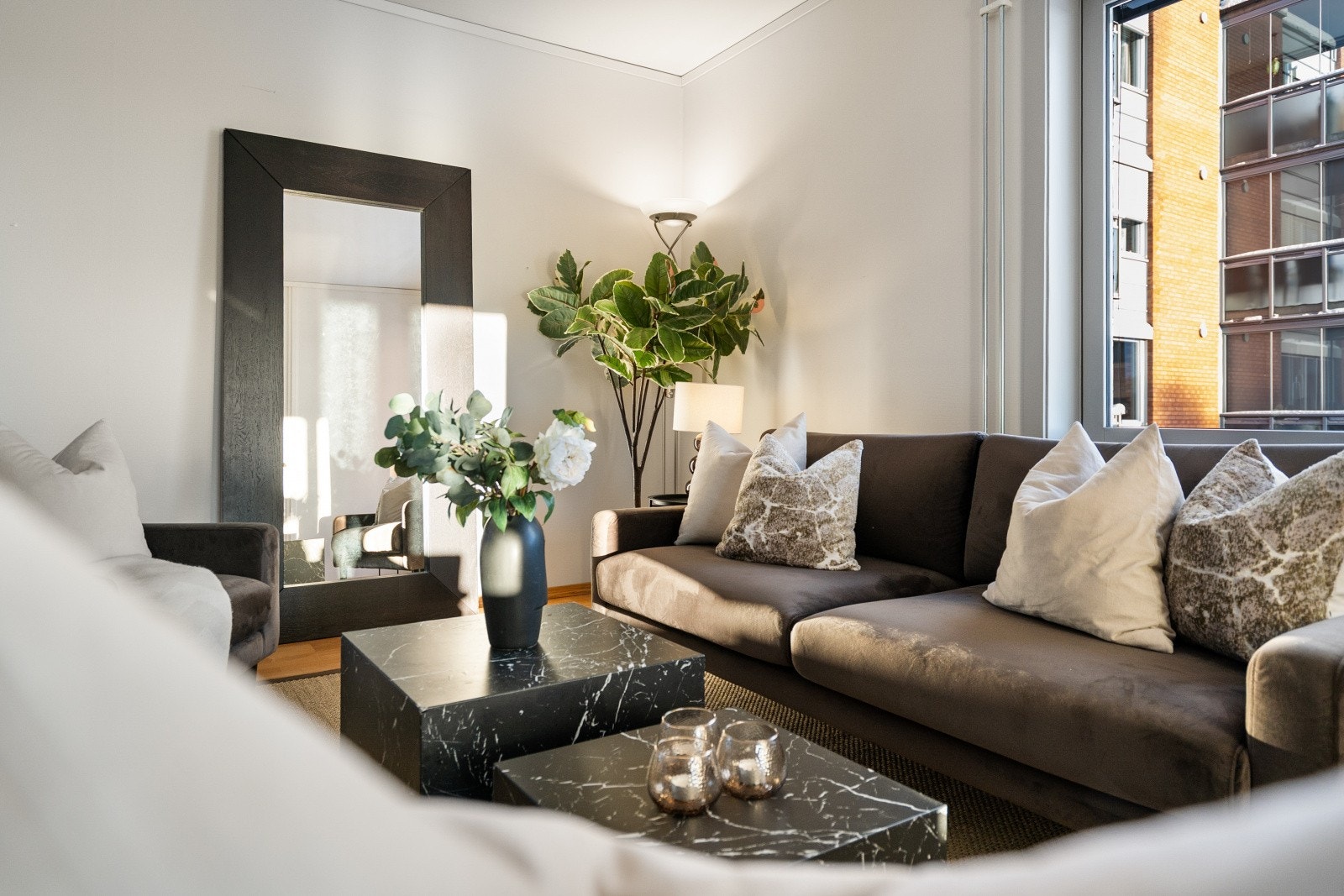 Store vindusflater i 2-lags isolerglass gir rikelig med naturlig lys inn i oppholdsrommet. Galleribilde