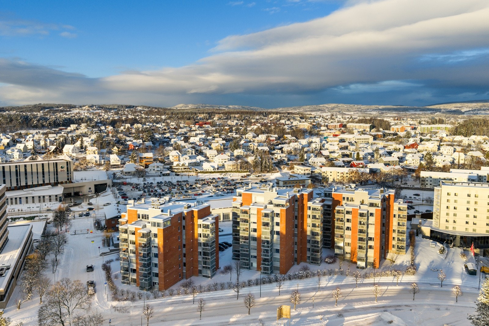 Beliggenheten kombinerer roen fra et etablert boligområde med pulsen fra bylivet. Galleribilde
