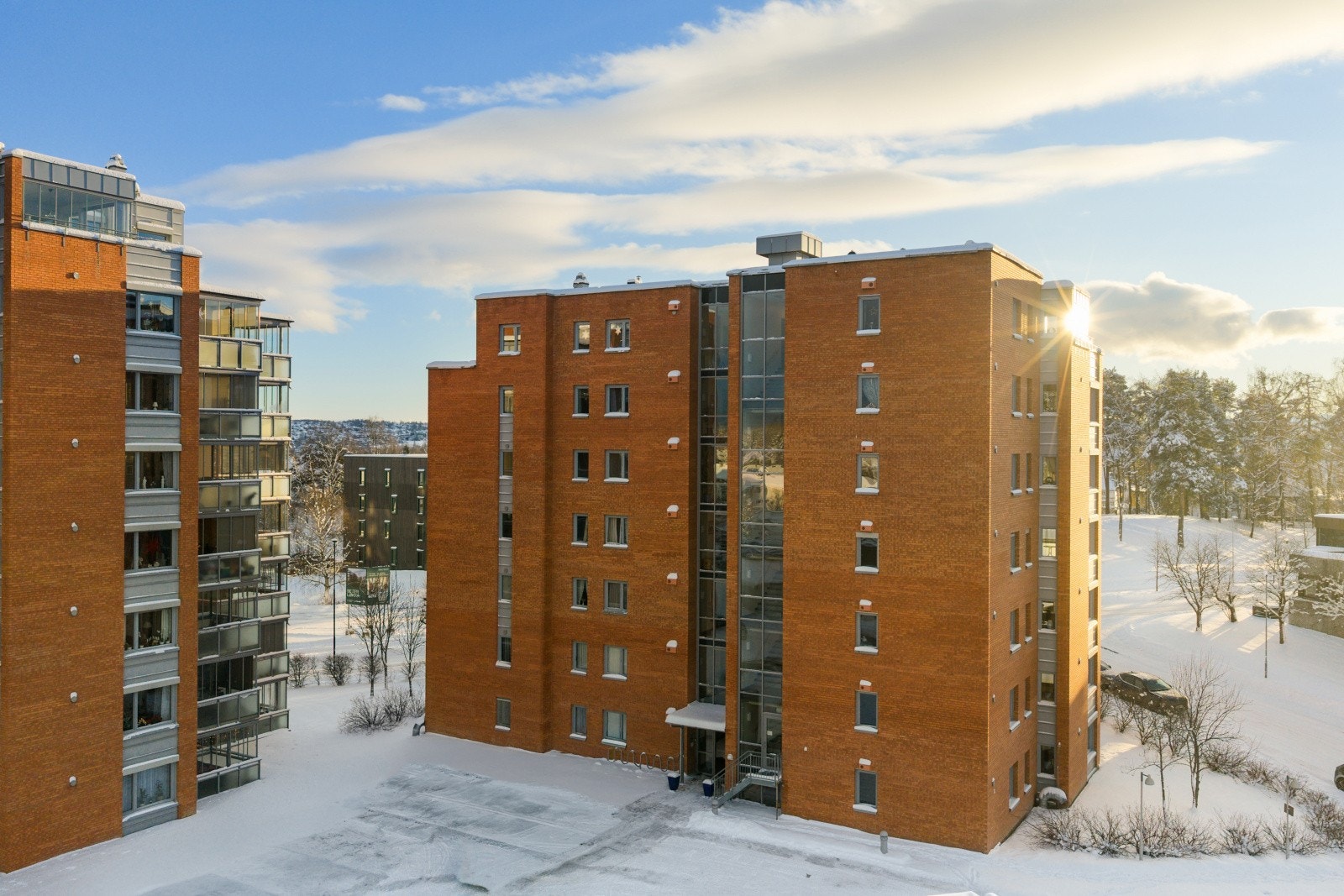 Leiligheten ligger i et rolig og etablert boligområde i Parken borettslag. Galleribilde