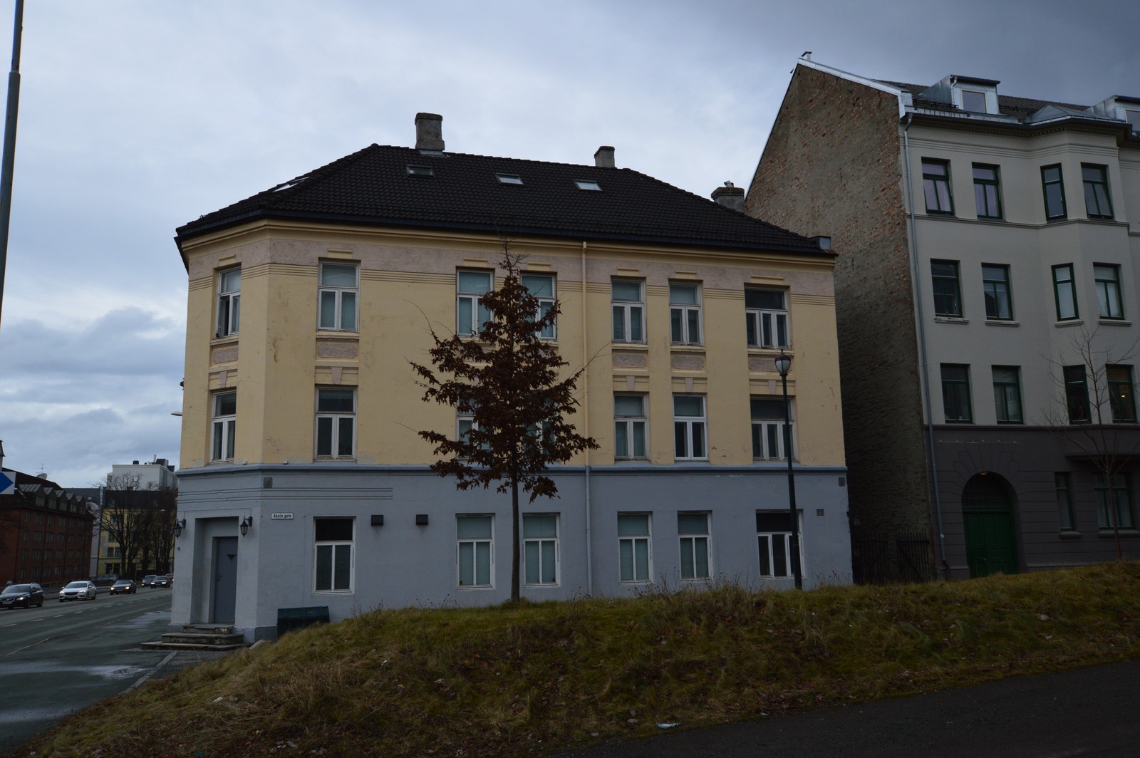 Elgesetergate 47 ligger sentralt, med bare noen få minutters gange til NTNU Gløshaugen. Bussholdeplass finner du like utenfor boligen med mange avganger mot sentrum og videre til hele Trondheim. Galleribilde