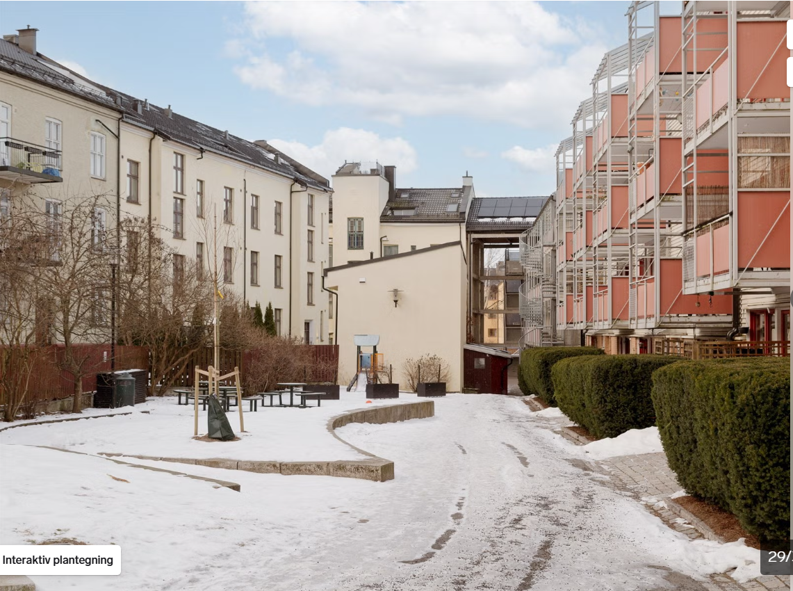 Hyggelig og rolig bakgård Galleribilde
