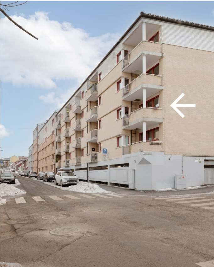 Fra bakkeplan er balkongen i 3. etasje ettersom det er en garasje nederst. Lite trafikk utenfor - kun beboere virker det som Galleribilde