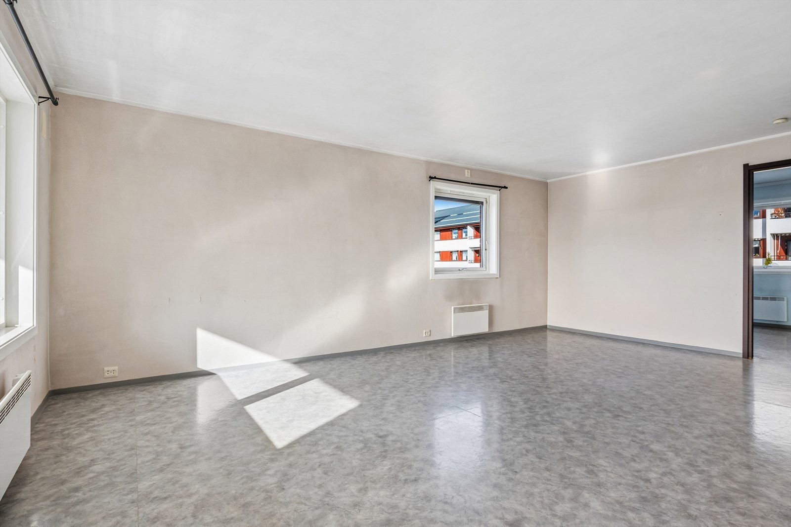Stuen er luftig og enkel å møblere. Galleribilde