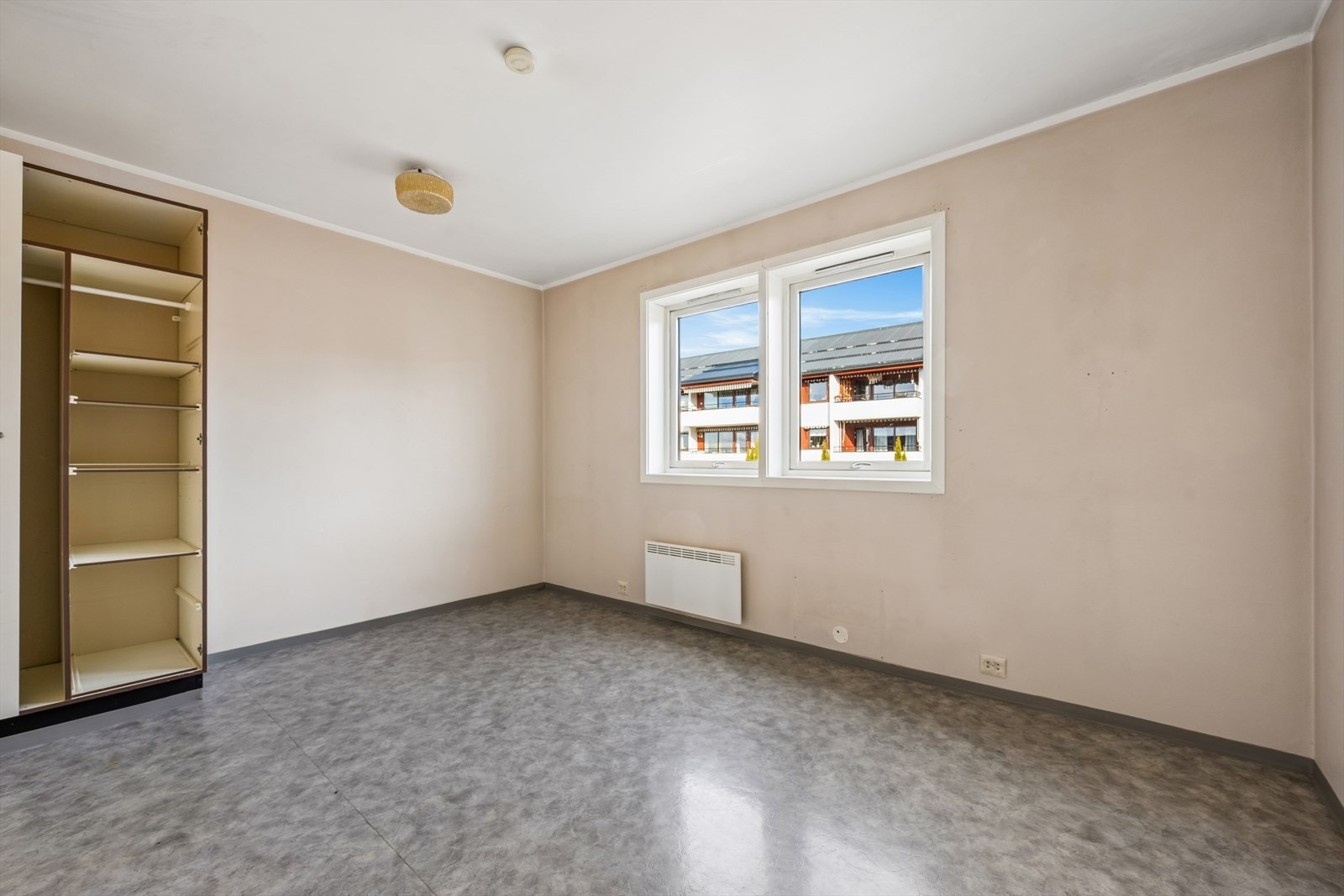 Romslig soverom nr. 2. med garderobeinnredning. Galleribilde