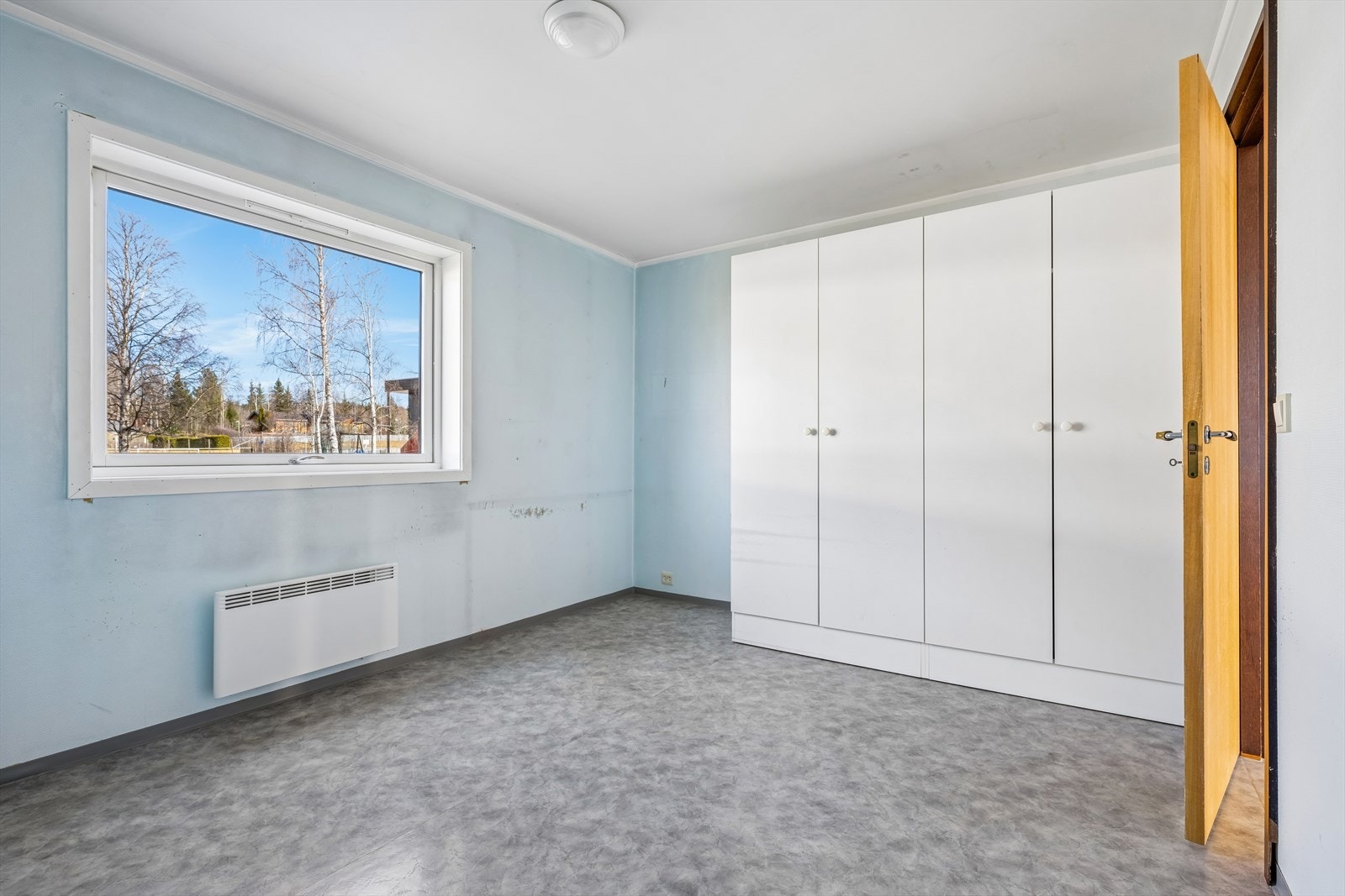 Leiligheten har tre soverom. Hovedsoverommet har god plass til dobbeltseng og garderobeløsning. Galleribilde