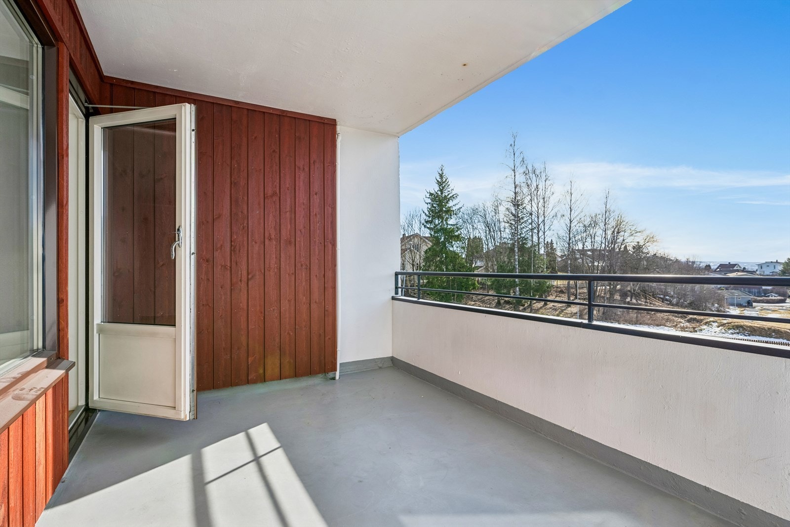 Fra stuen er det utgang til en vestvendt balkong på 9 m². Her er det god plass til sittegrupper. Galleribilde