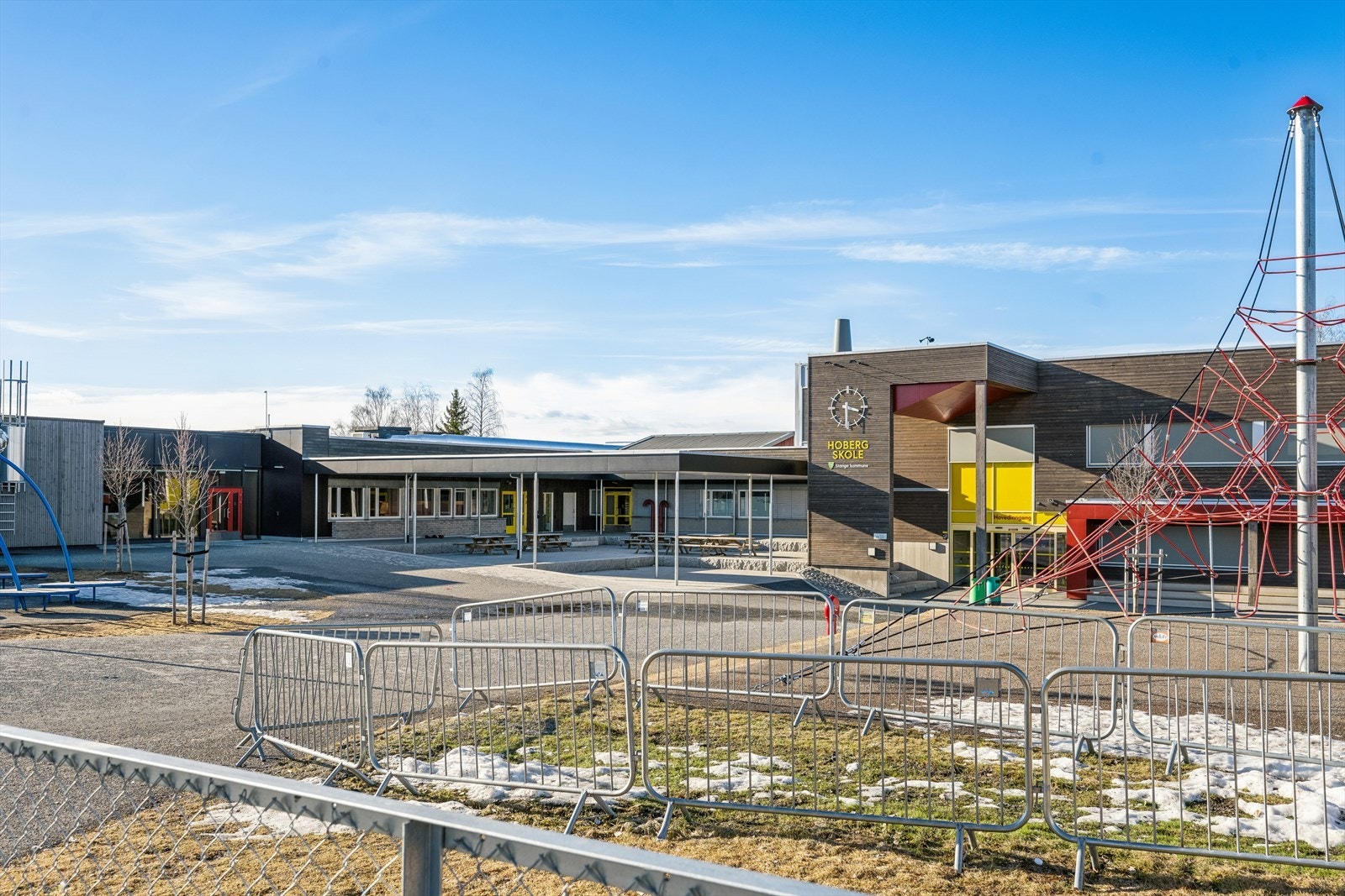 Hoberg skole (1-7. trinn) ligger i umiddelbar nærhet. Galleribilde
