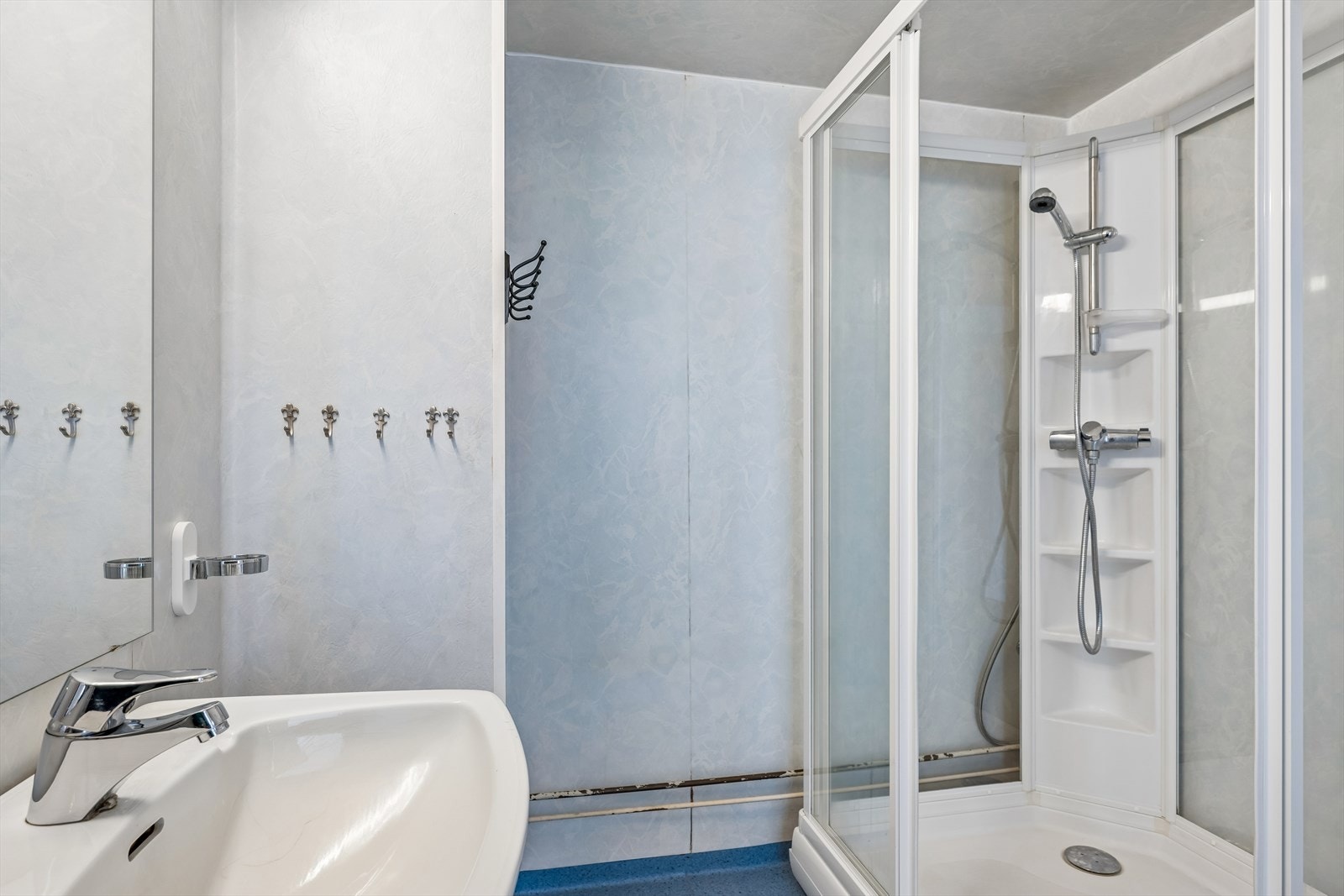 Badet er utstyrt med servant og dusjkabinett. Varmtvannsberederen på 112 liter er ny fra 2022. Galleribilde