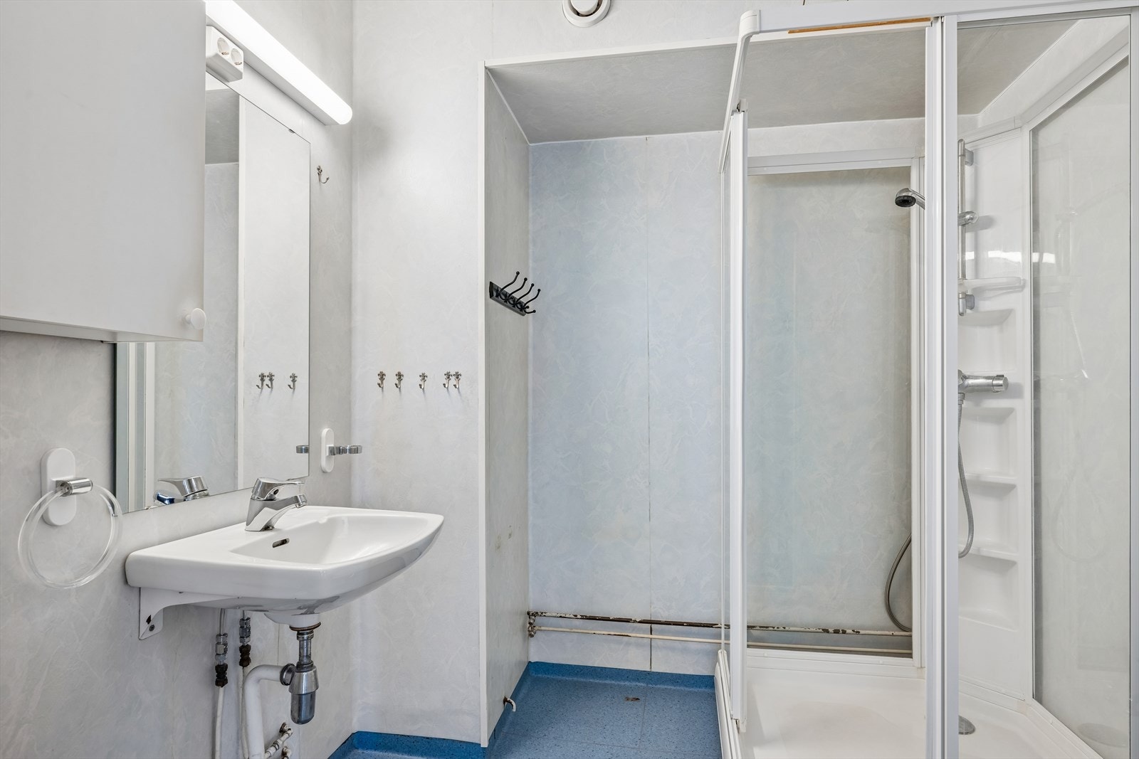 Badet er fra byggeåret og må i sin helhet oppgraderes for å møte dagens krav. Galleribilde