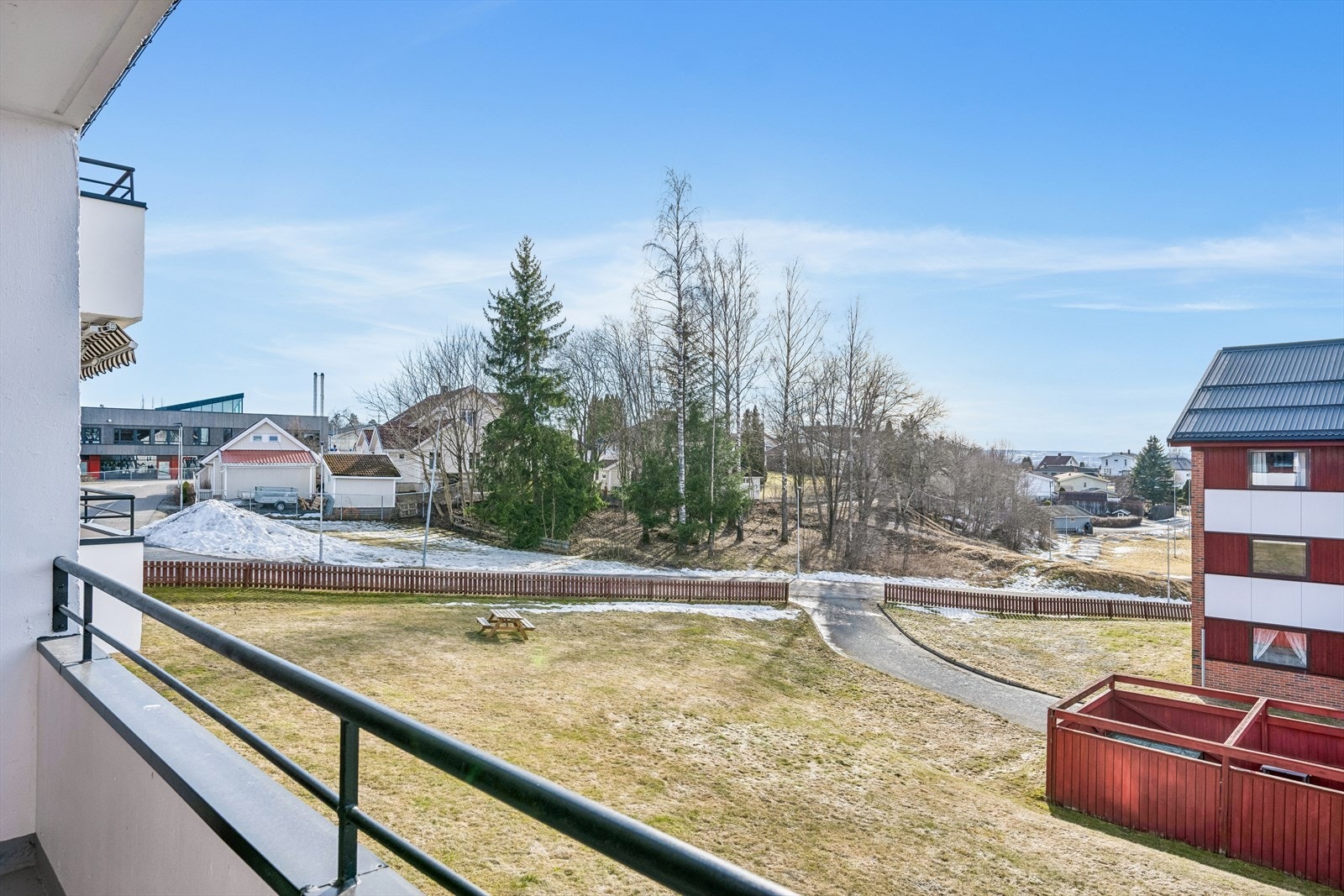 Fra balkongen ser man ut over borettslagets fellesarealer. Området byr også på nærhet til skog og mark, samt skole, barnehage, dagligvare og offentlig transport. Galleribilde