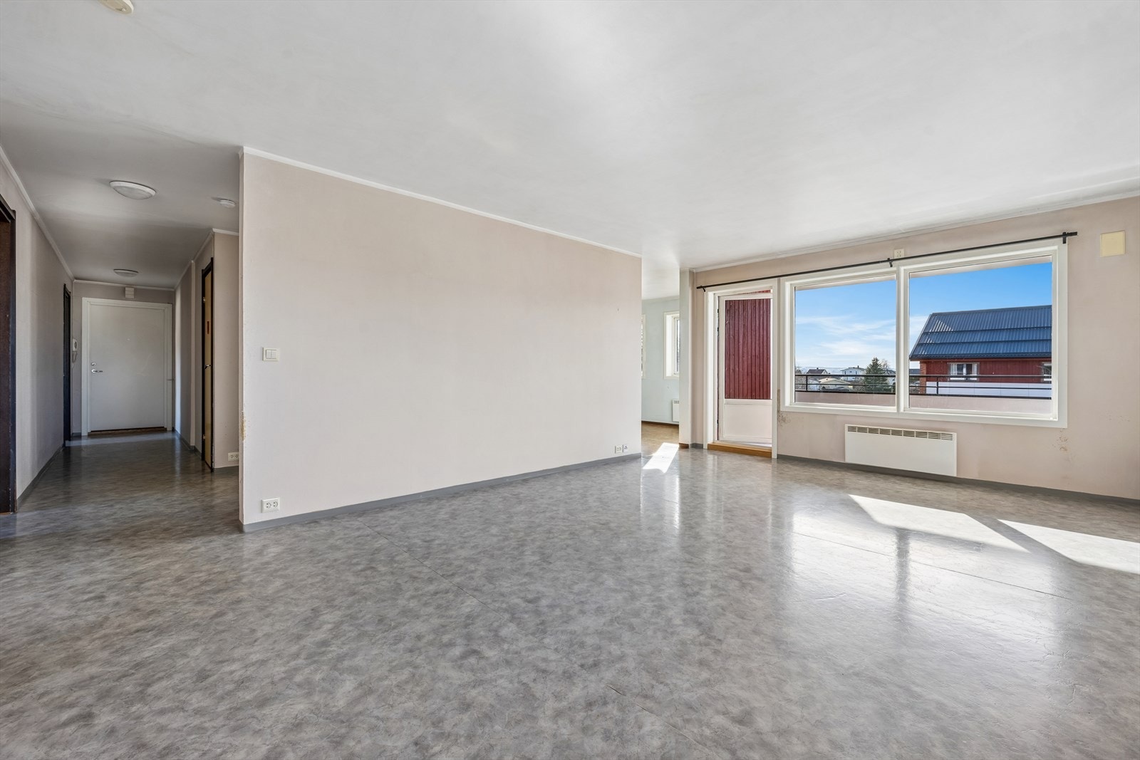 En romslig leilighet på hele 98 m² med en god planløsning og stort potensiale. Vinduer og balkongdør er fra 2009. Galleribilde