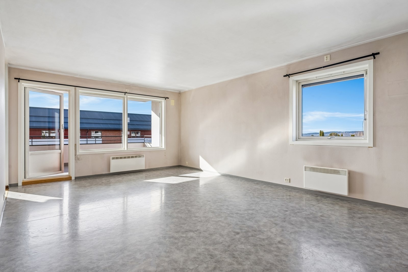 Lys og romslig stue med utgang til overbygget balkong! Galleribilde