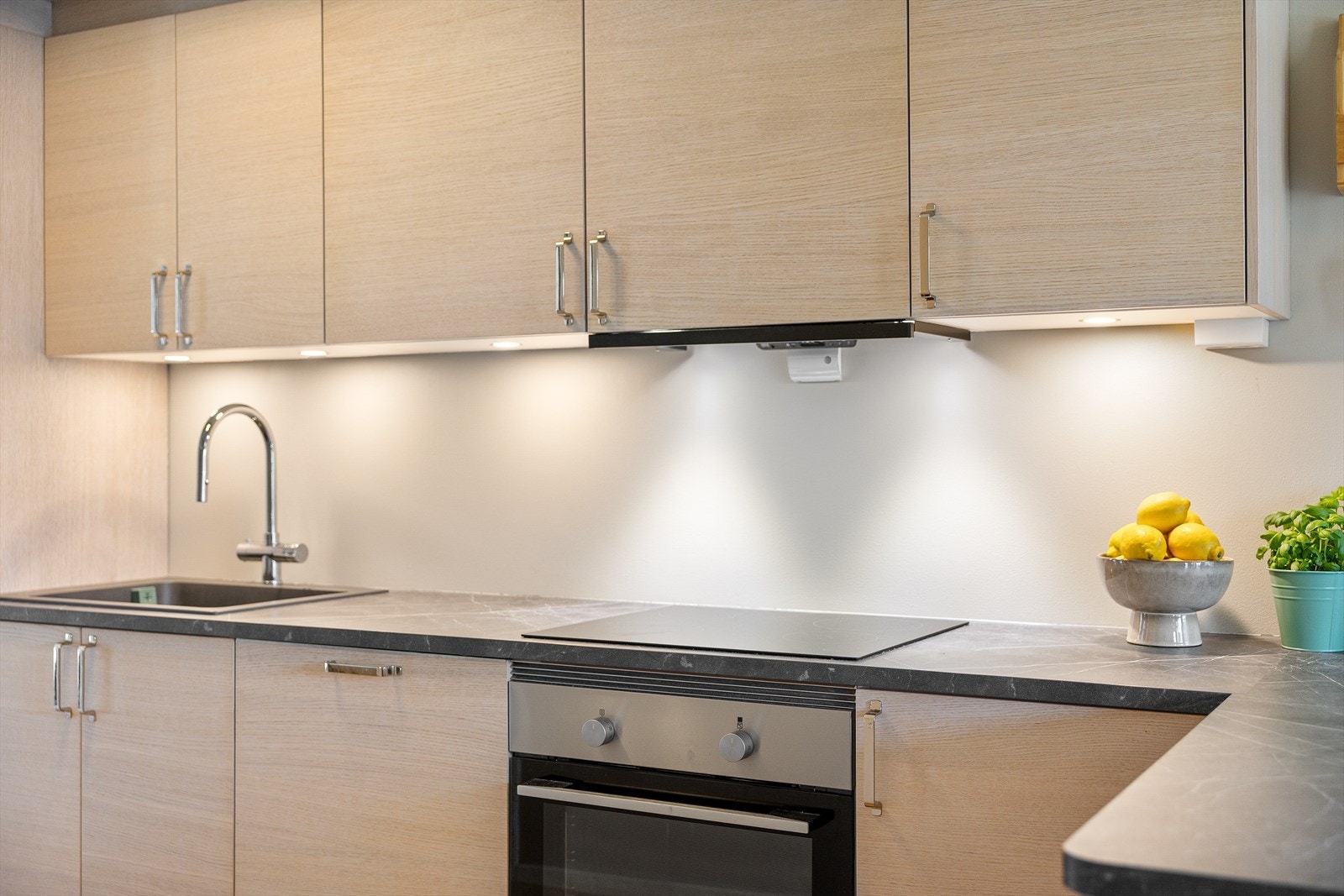 Det er avtrekk via balansert anlegg med regulatorstyring til spjeld i kjøkkenvifte. Galleribilde