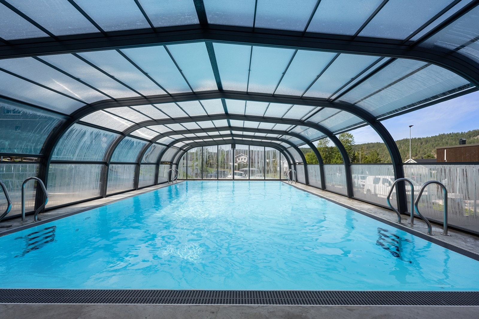 Det er utebasseng i sameiet. Galleribilde