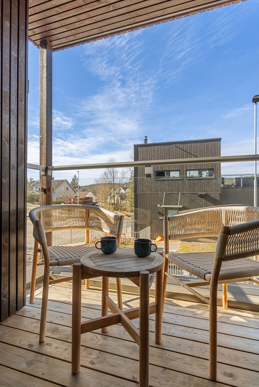 Fra stuen er det utgang til en balkong på ca. 3 kvm. Her er det plass til sittegruppe og beplanting. Galleribilde