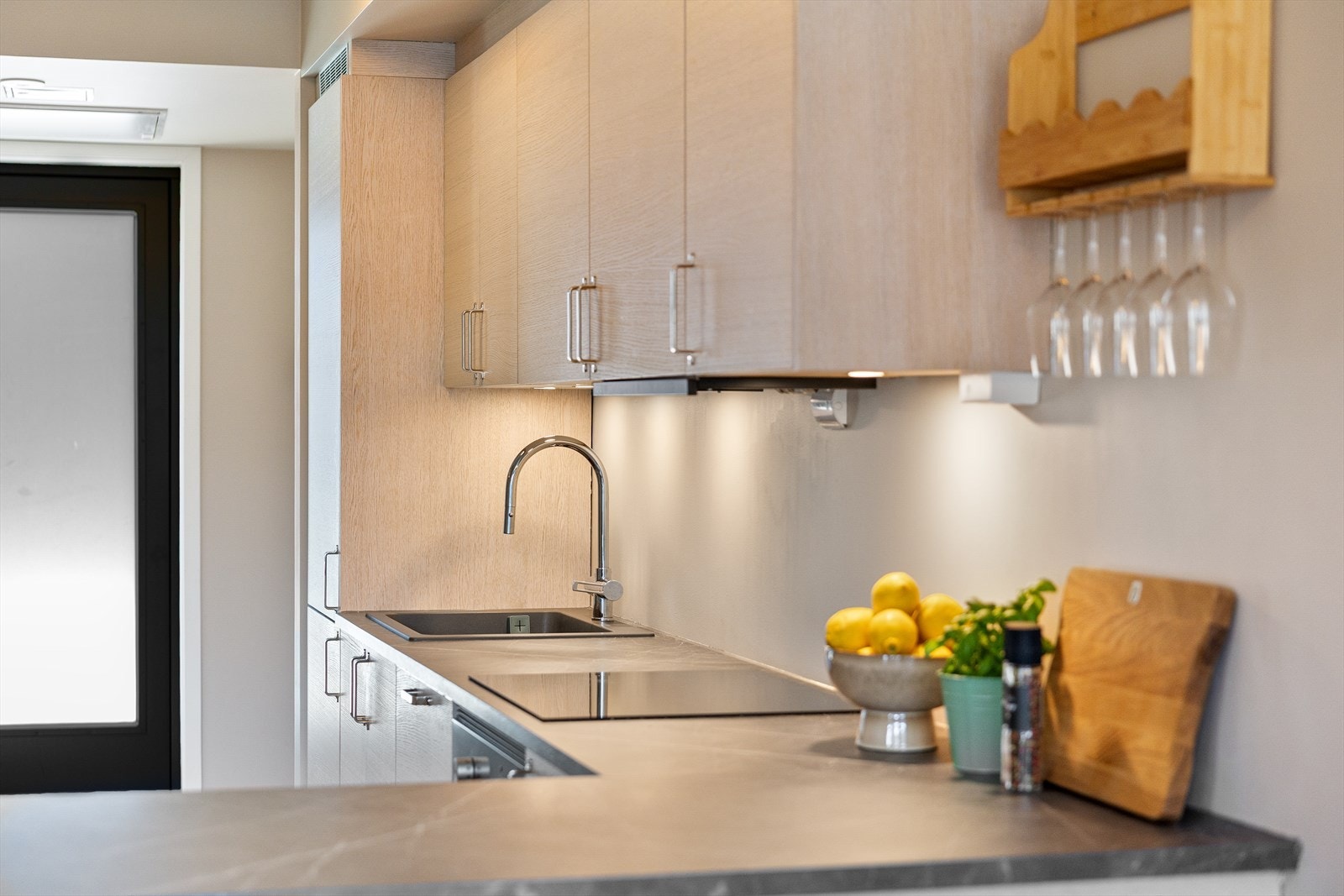 Det er rikelig med både skap- og benkeplass. Galleribilde