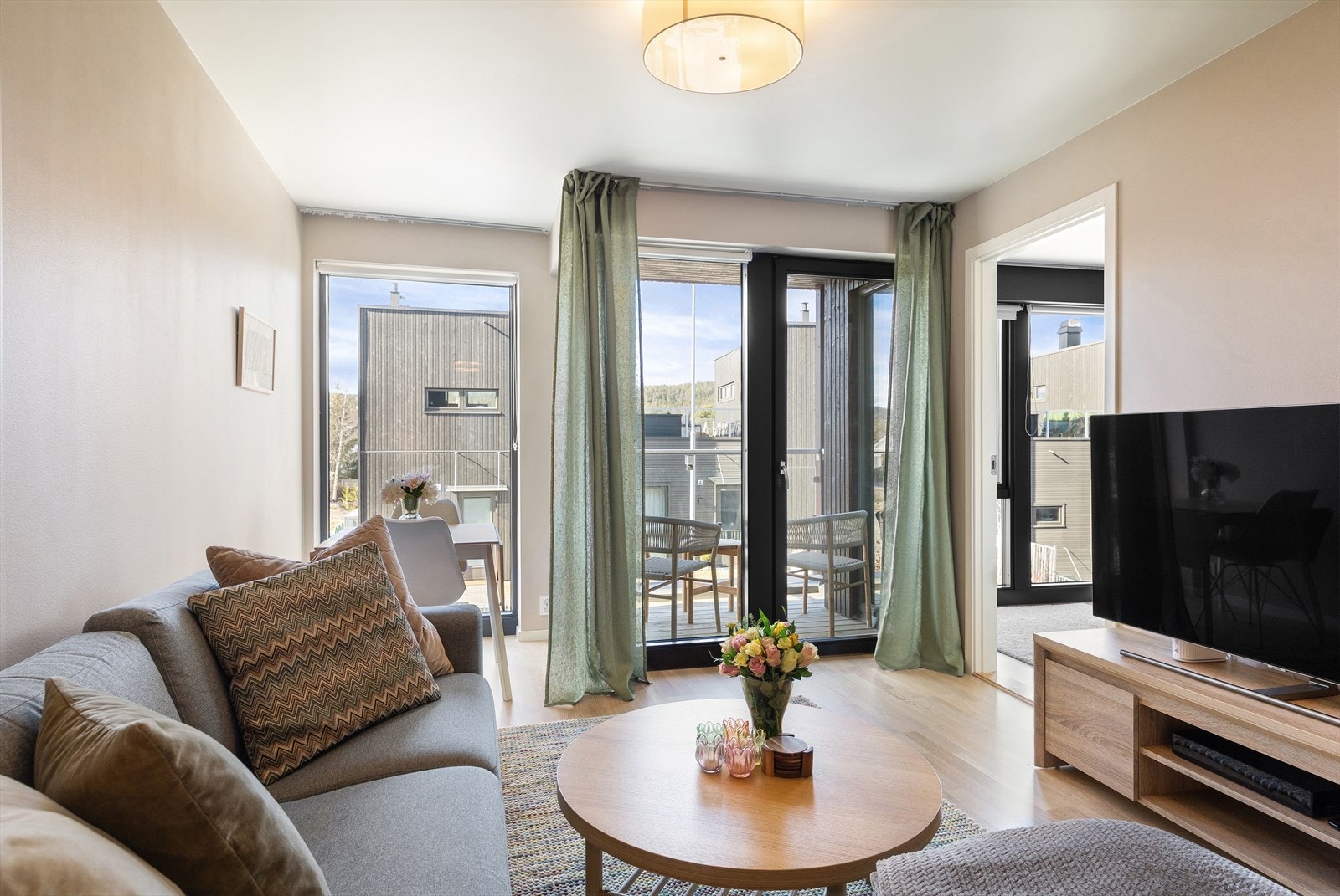 Store vindusflater sikrer godt innslipp av naturlig lys. Galleribilde