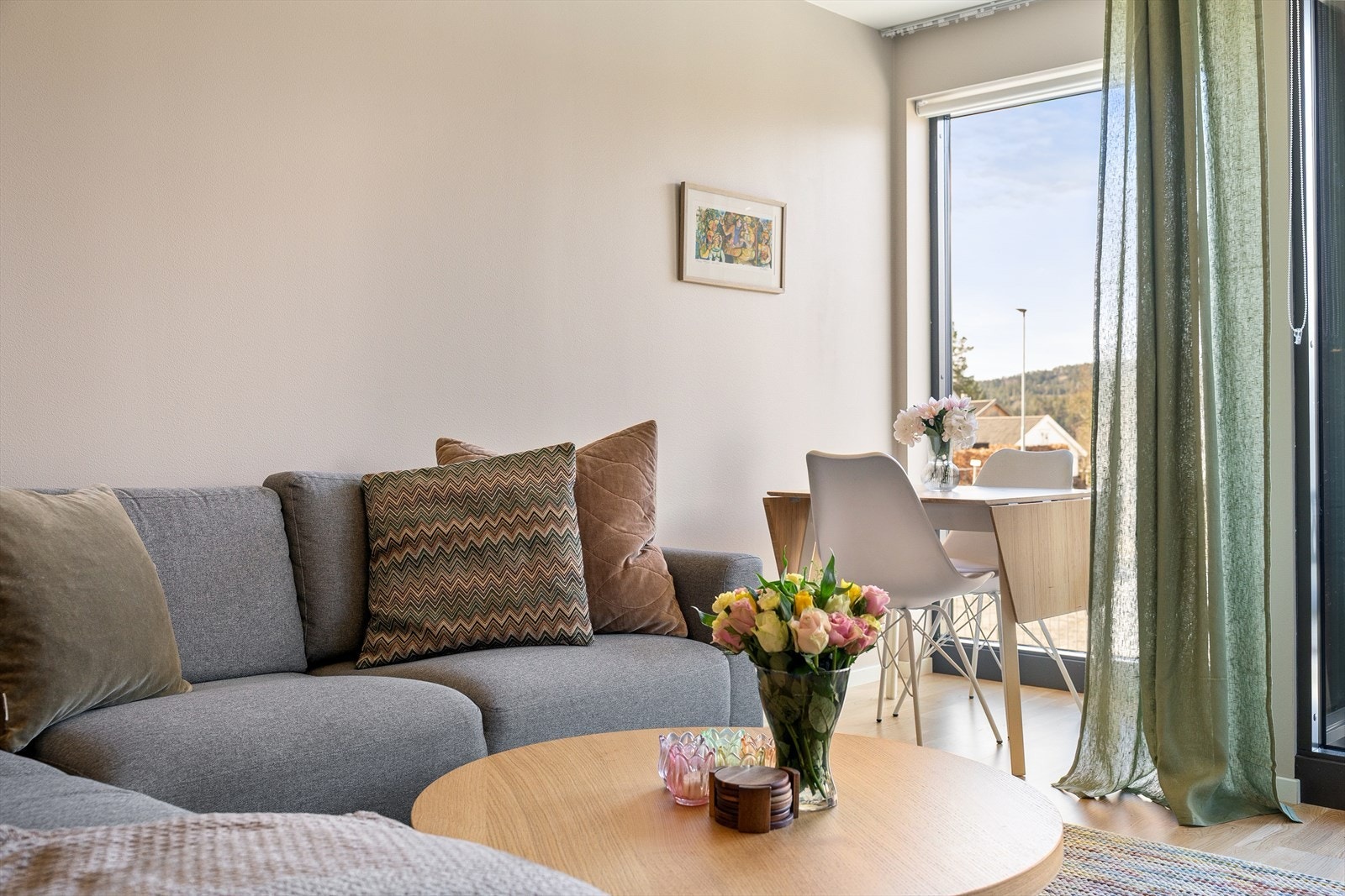 Stuen har god plass til sofagruppe, sofabord og tv-møblement samt spisegruppe. Galleribilde