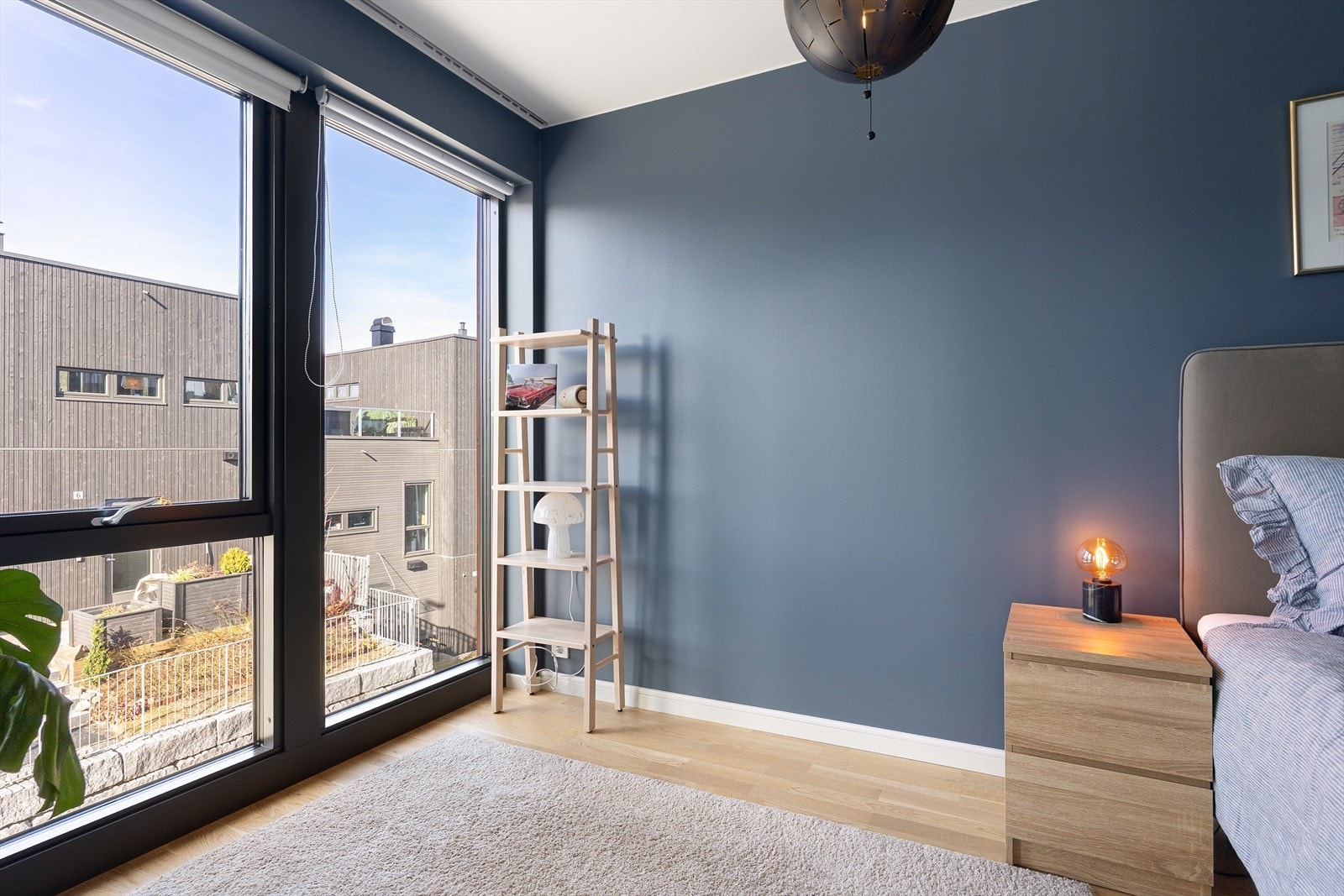 Her er det god plass til seng, skrivepult og skap. Galleribilde