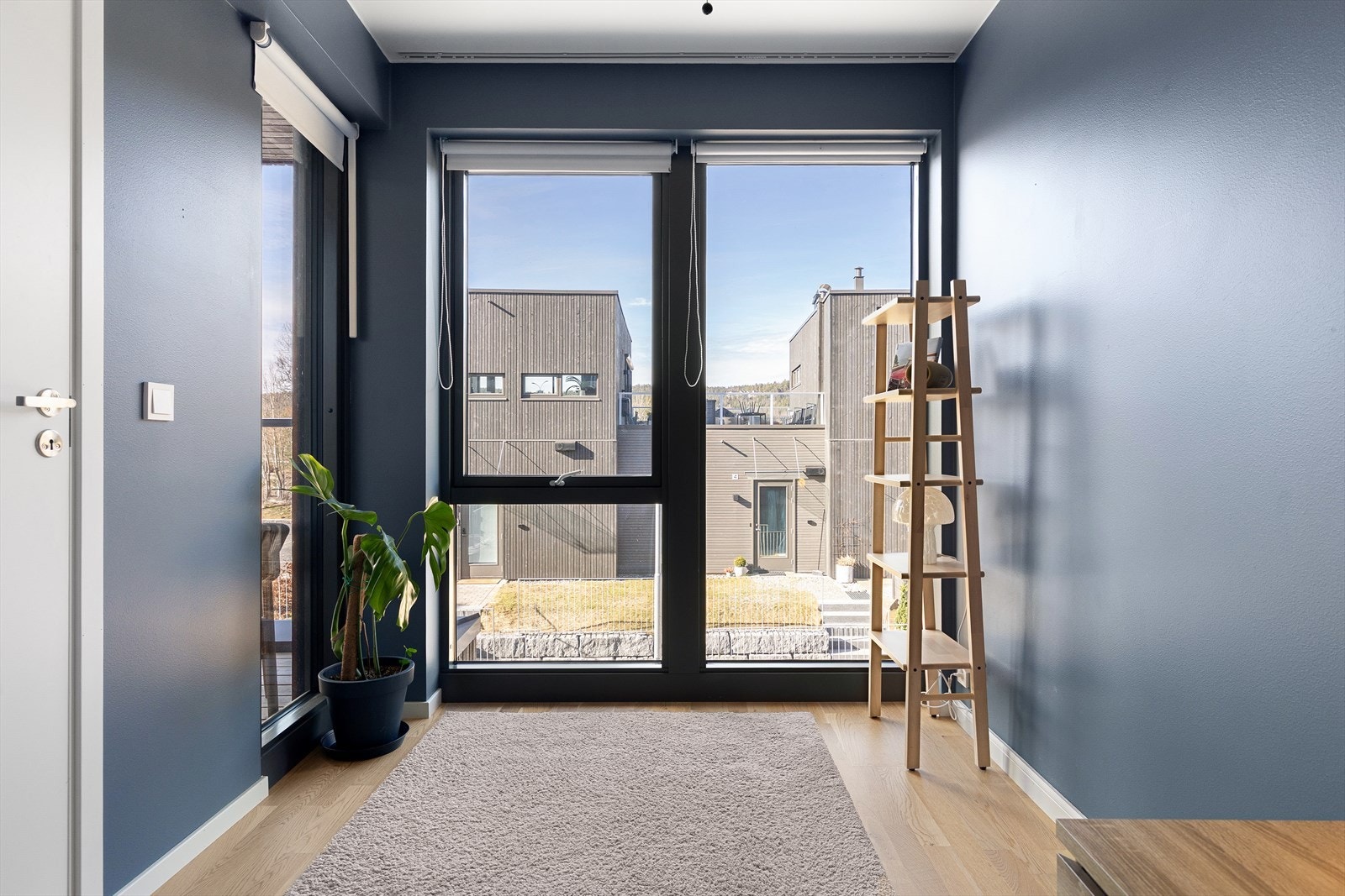 Begge soverommene har store vindusflater som sikrer godt med lys og luft. Galleribilde