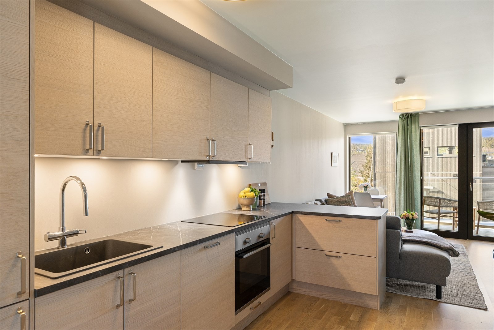 Kjøkkeninnredning fra 2023 med slette fronter og benkeplate i laminat. Galleribilde