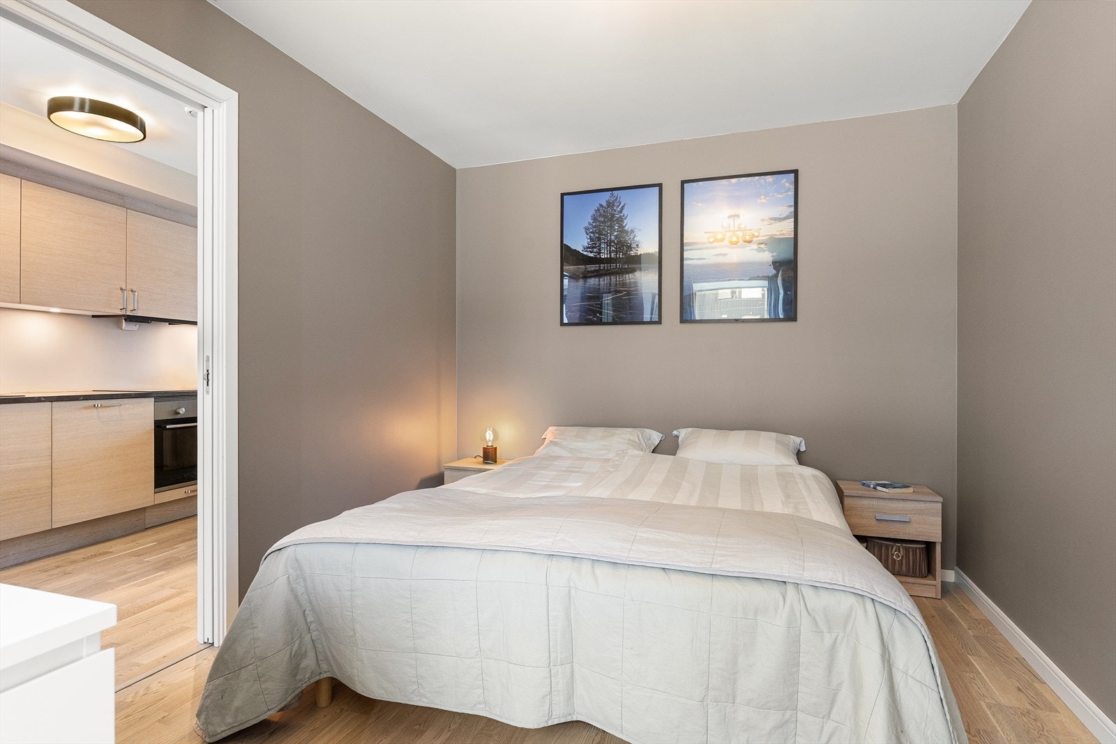 På hovedsoverommet er det god plass til dobbeltseng med tilhørende nattbord på hver side. Galleribilde