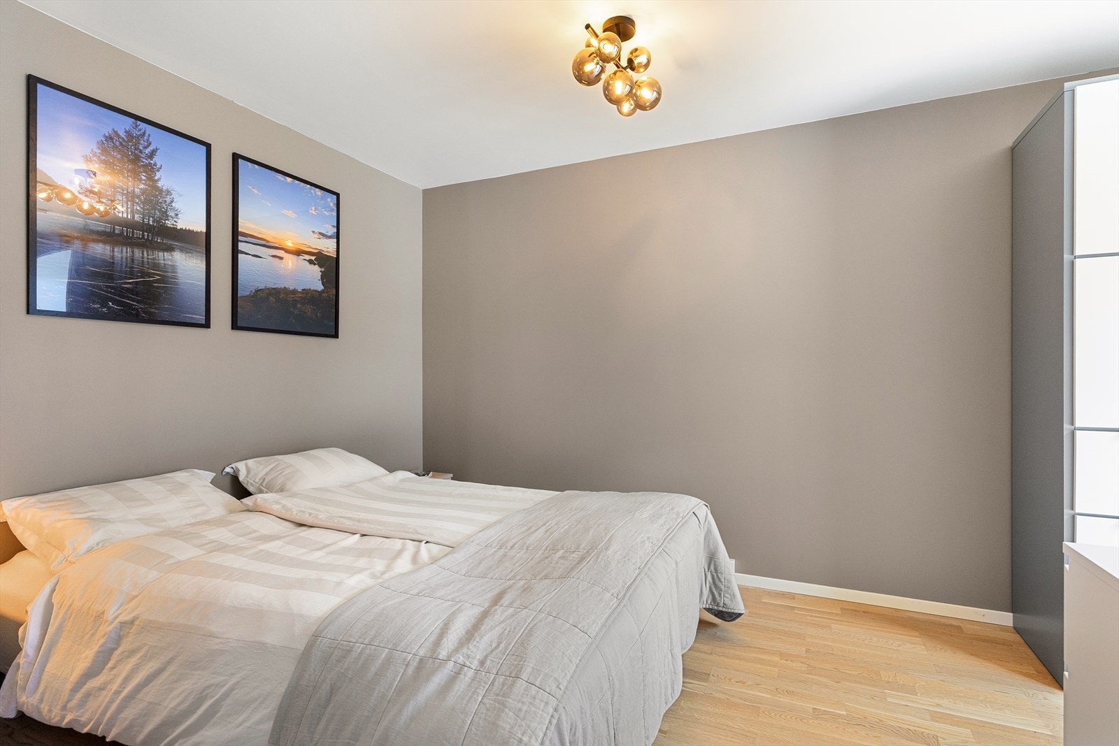 Soverommet er malt i en lun, behagelig fargetone. Galleribilde