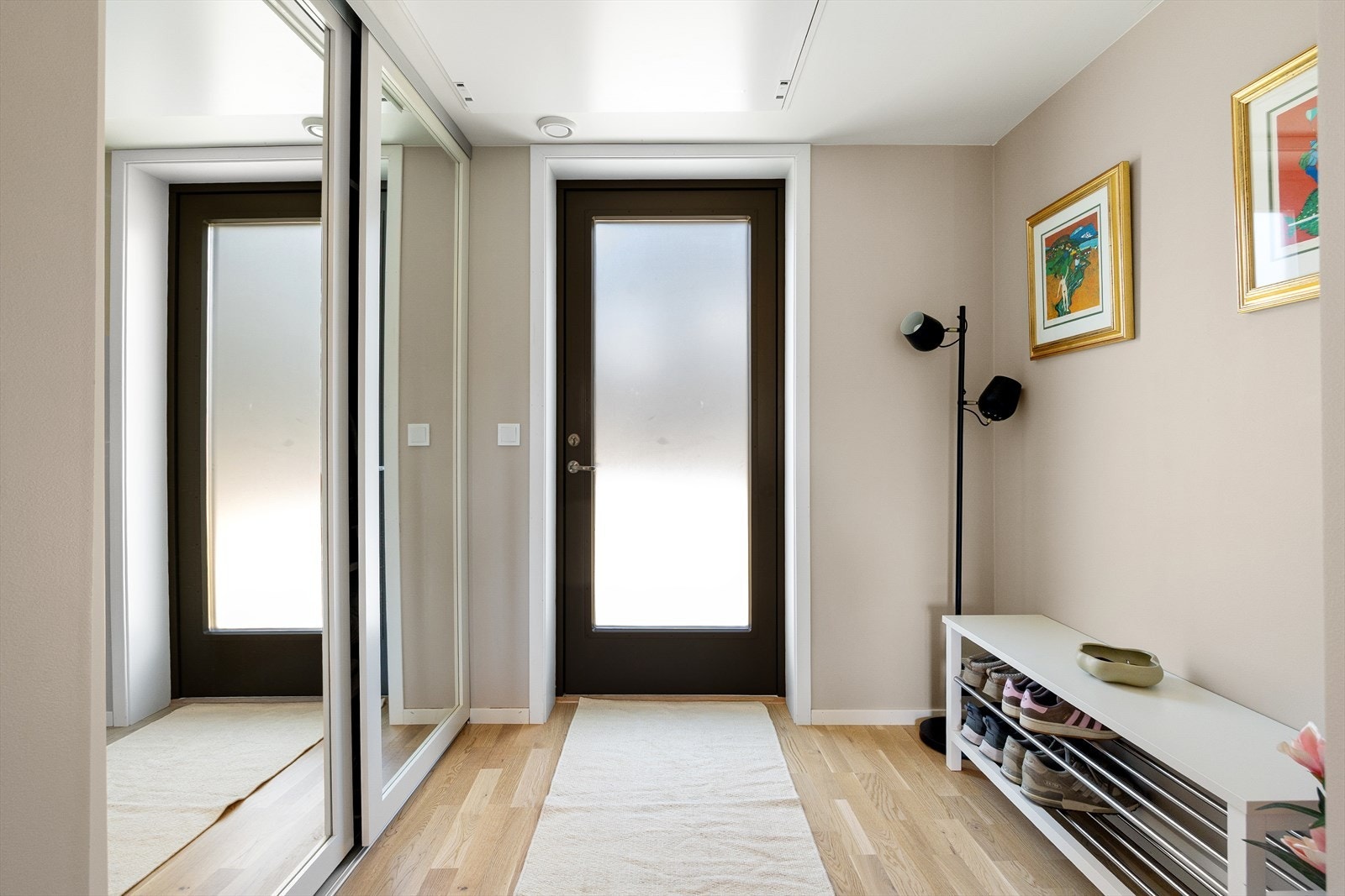 I 2025 fikk selger oppført en praktisk garderobeløsning i gangen, så her er det god plass til oppbevaring av sko og yttertøy. Galleribilde