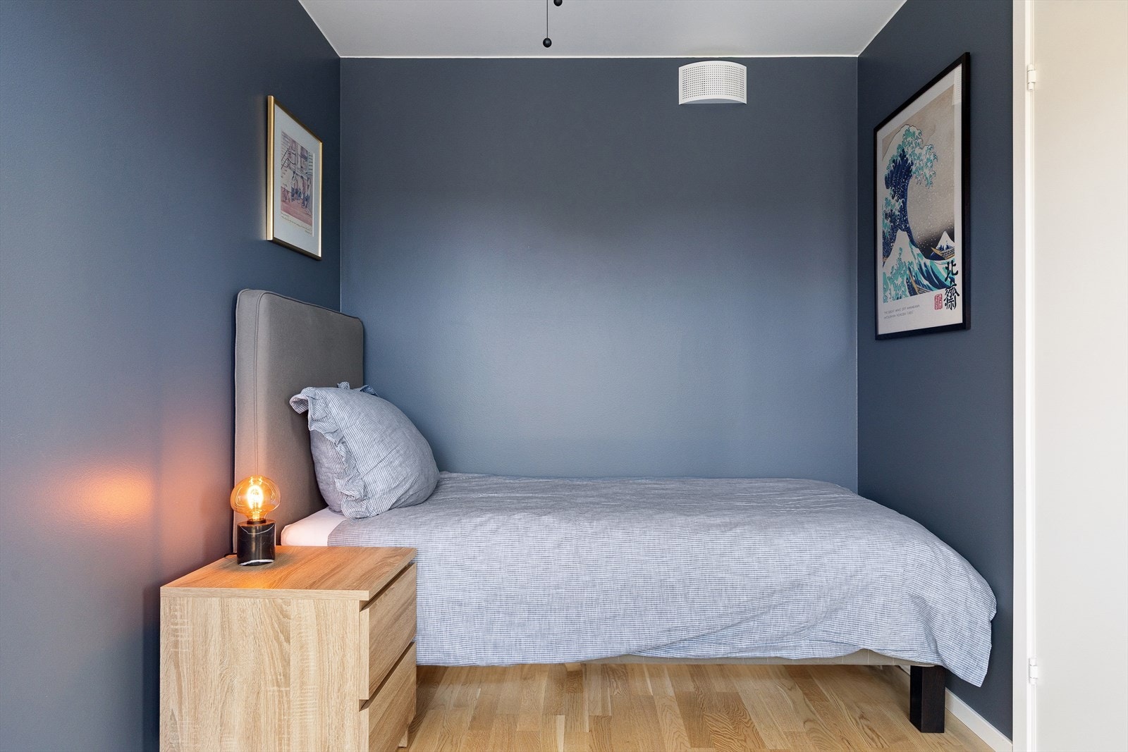 Soverom 2 passer perfekt som barnerom, gjesterom eller hjemmekontor. Galleribilde