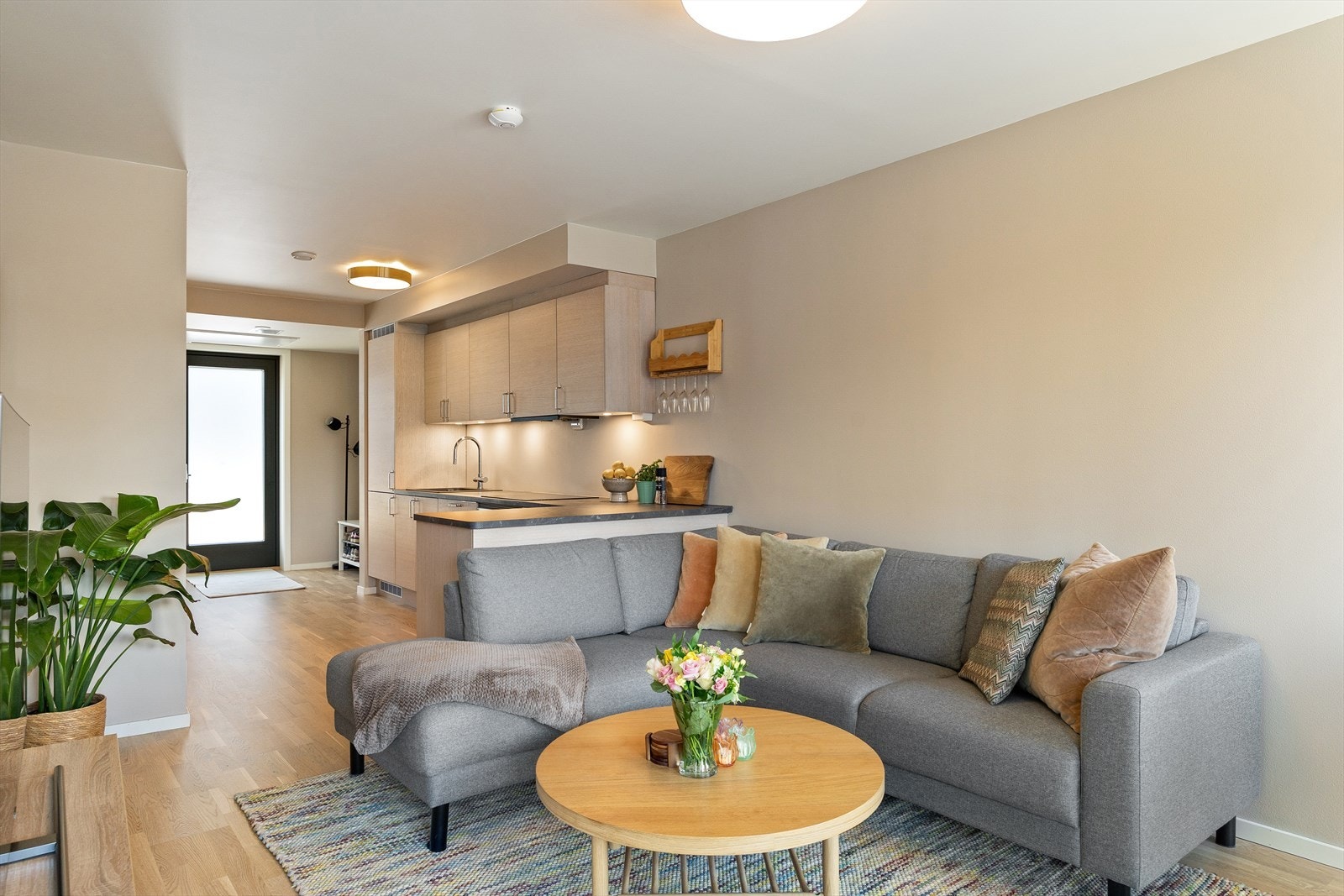 Åpen kjøkken- og stueløsning med en velutformet planløsning som gjør innredningsjobben enkel. Galleribilde