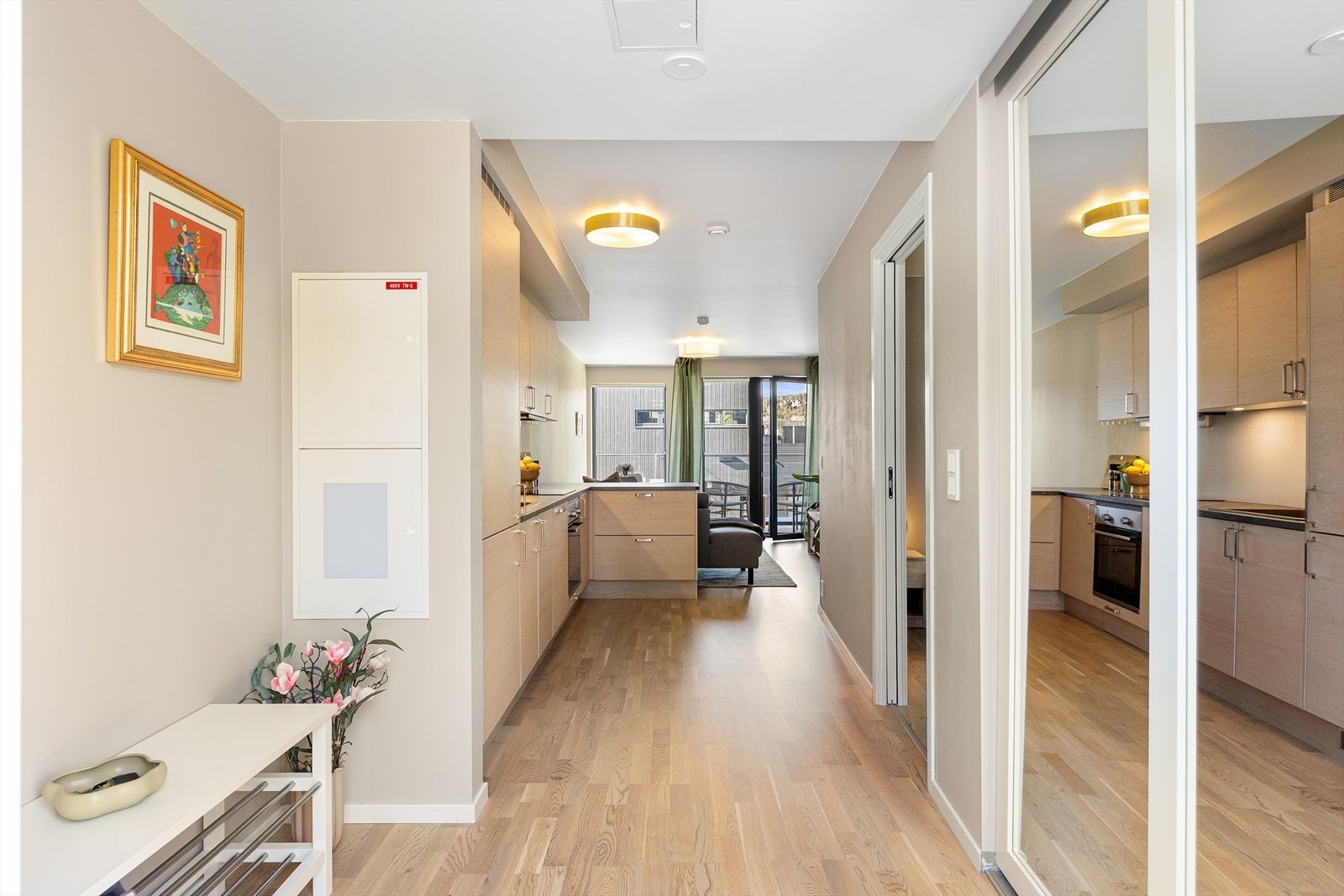 Her får du et umiddelbart godt førsteinntrykk. Leiligheten ligger i et moderne bygg oppført i 2023. Galleribilde