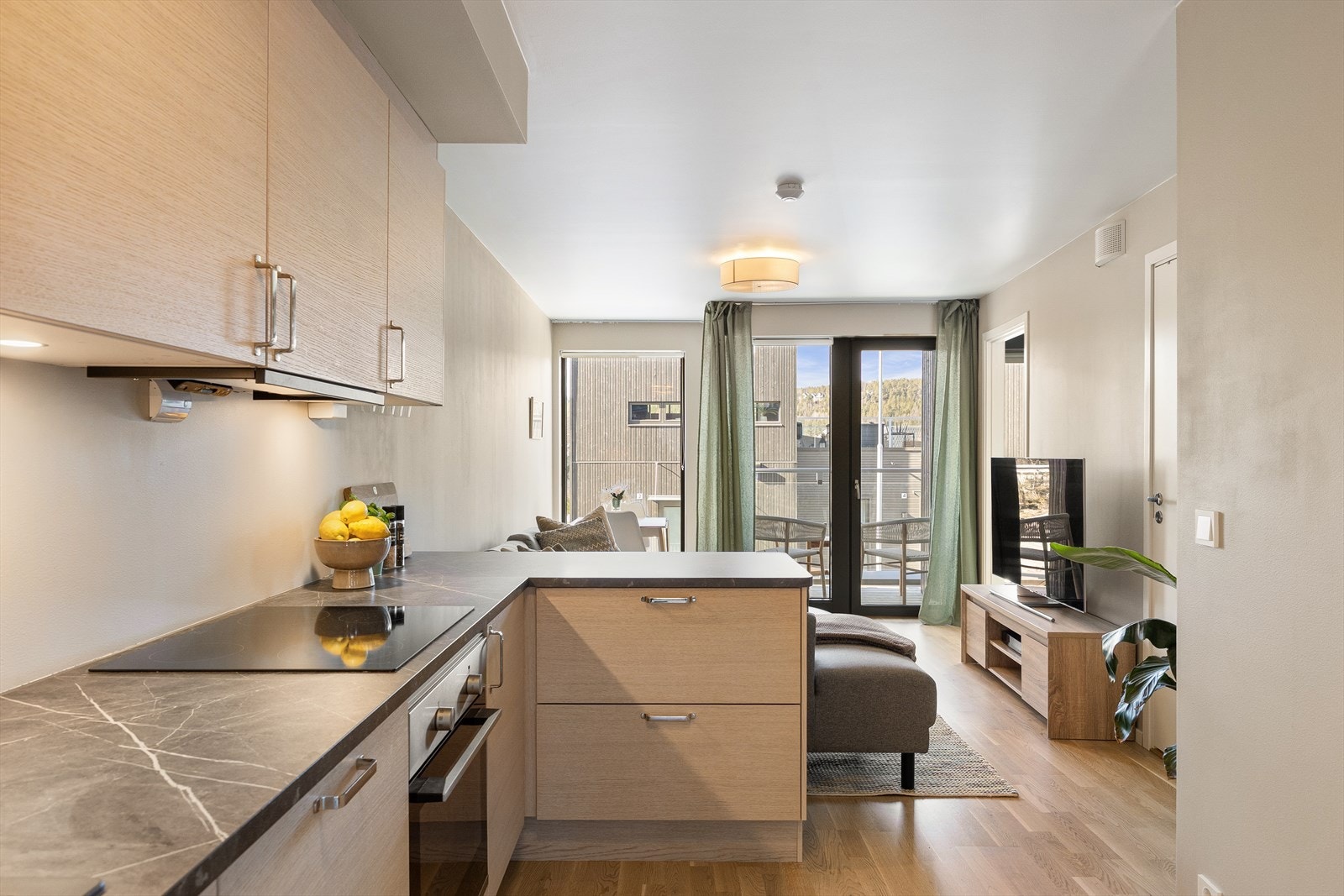 Stilrent og moderne kjøkken med skjermet og god plassering i rommet. Galleribilde