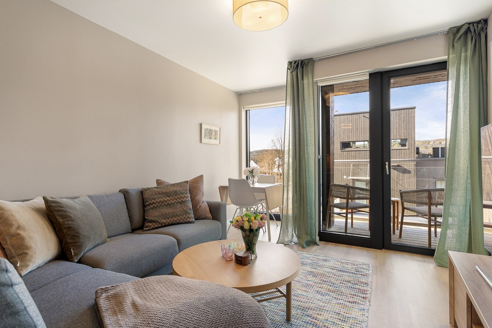 Leiligheten ligger i 2. etasje og inneholder entré, kjøkken, stue, bad og to soverom. Galleribilde