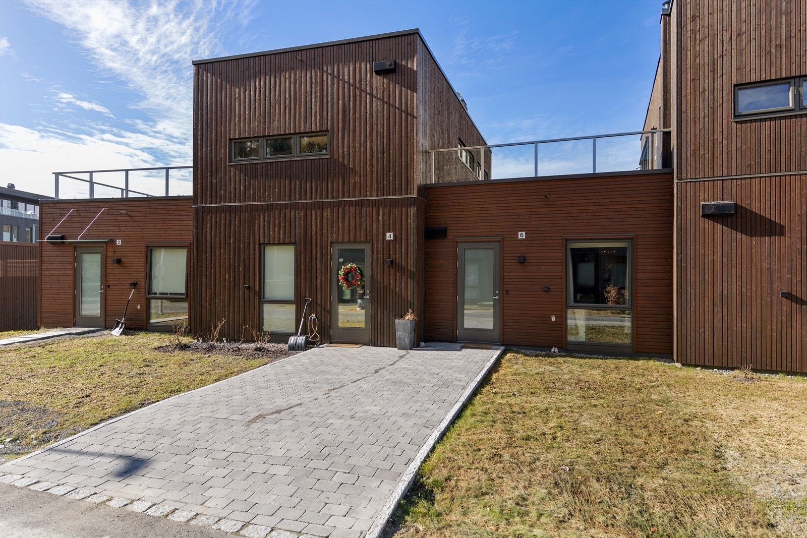 Hageflekk foran inngangspartiet. Galleribilde