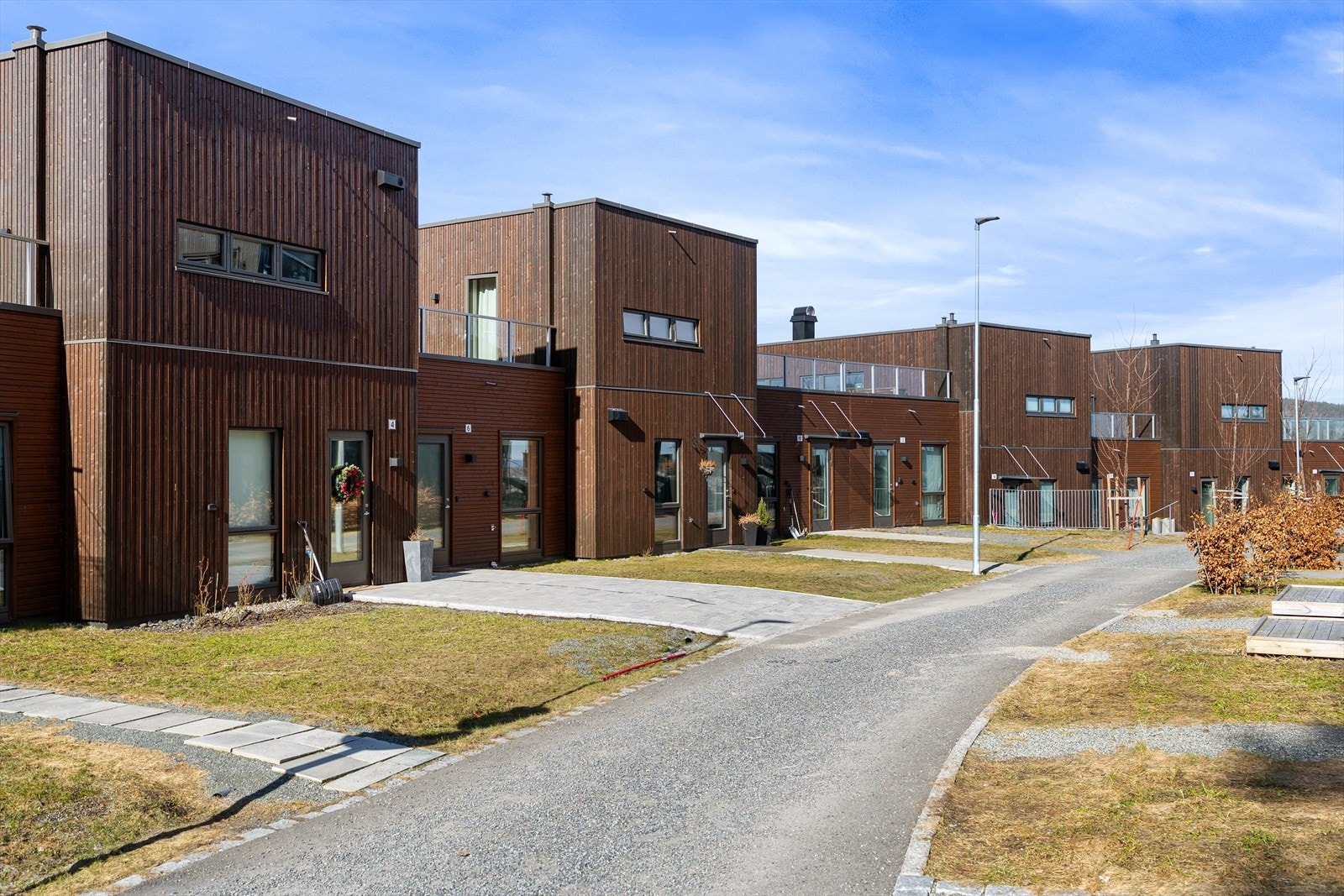 En gjennomført og arealeffektiv 3-roms med attraktiv og skjermet beliggenhet på Heggedal. Galleribilde