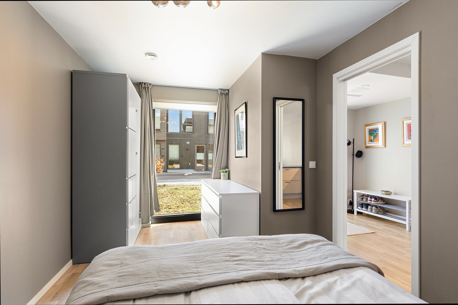 Det er godt med lagringsplass i garderobeskap. Galleribilde