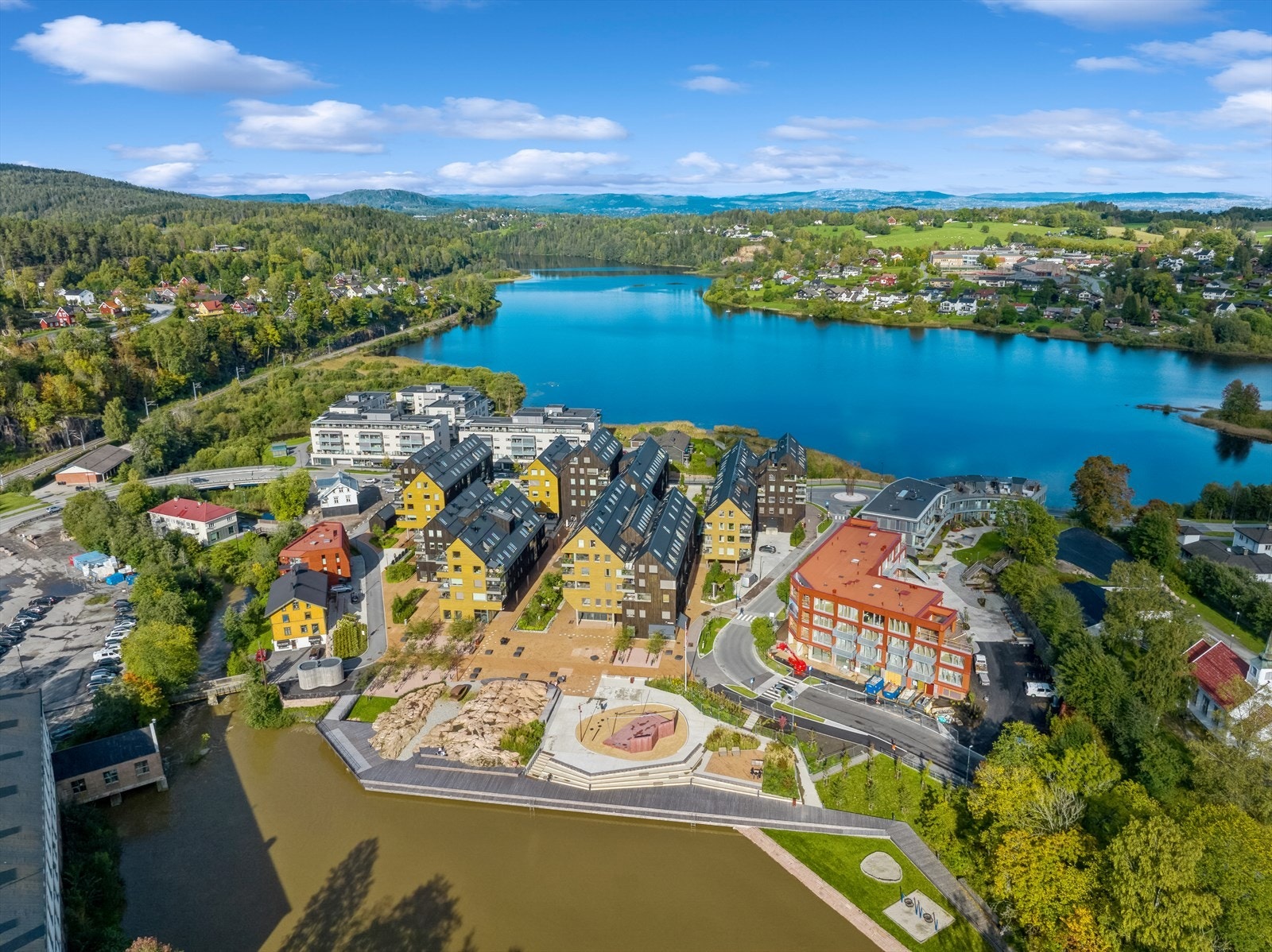 Det er gangavstand til barnehager og skoler, Heggedal sentrum og kollektivtransport med både tog og buss. Galleribilde