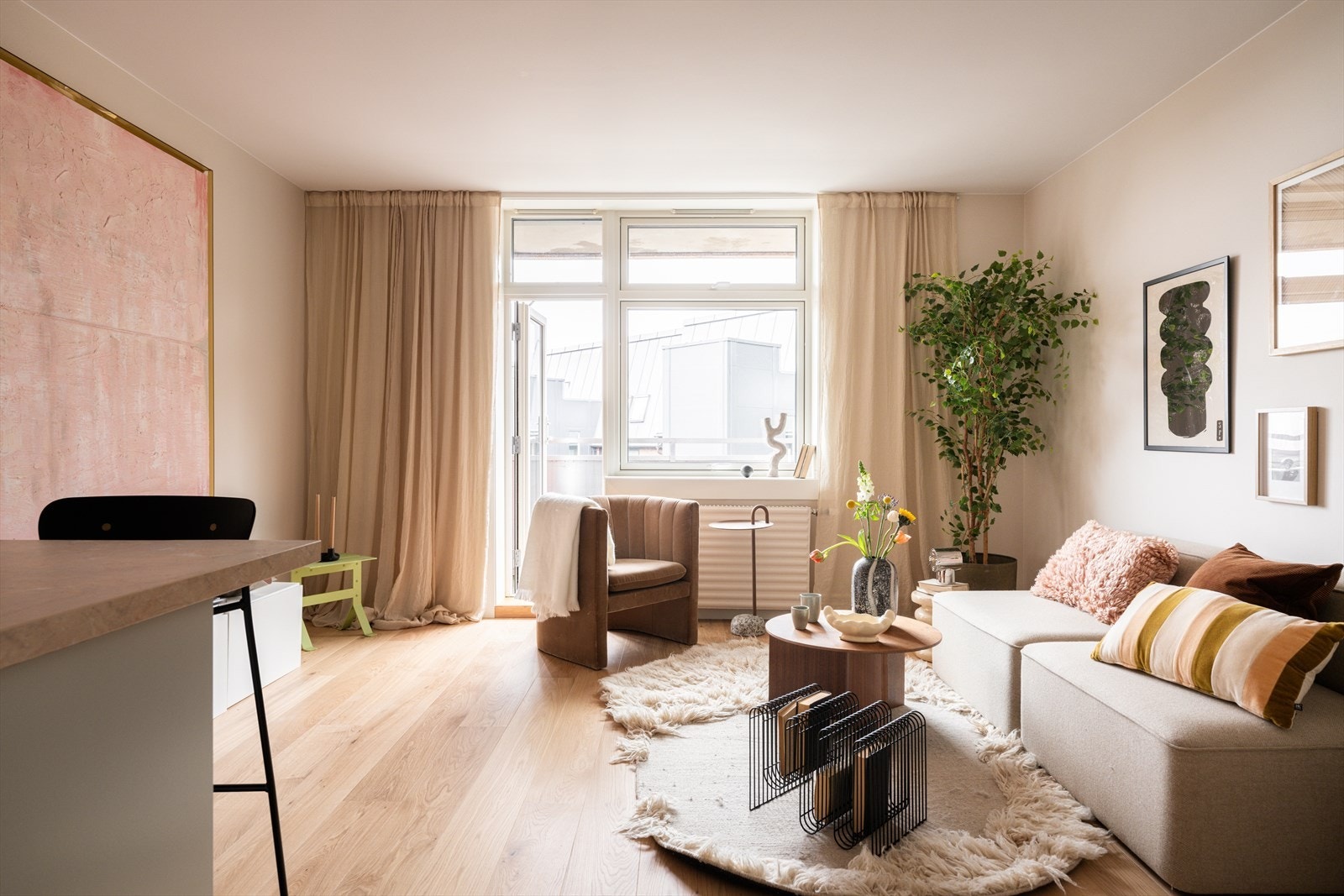 Leiligheten oppleves lys og innbydende, med vindusflater som sørger for godt med lysinnslipp. Galleribilde