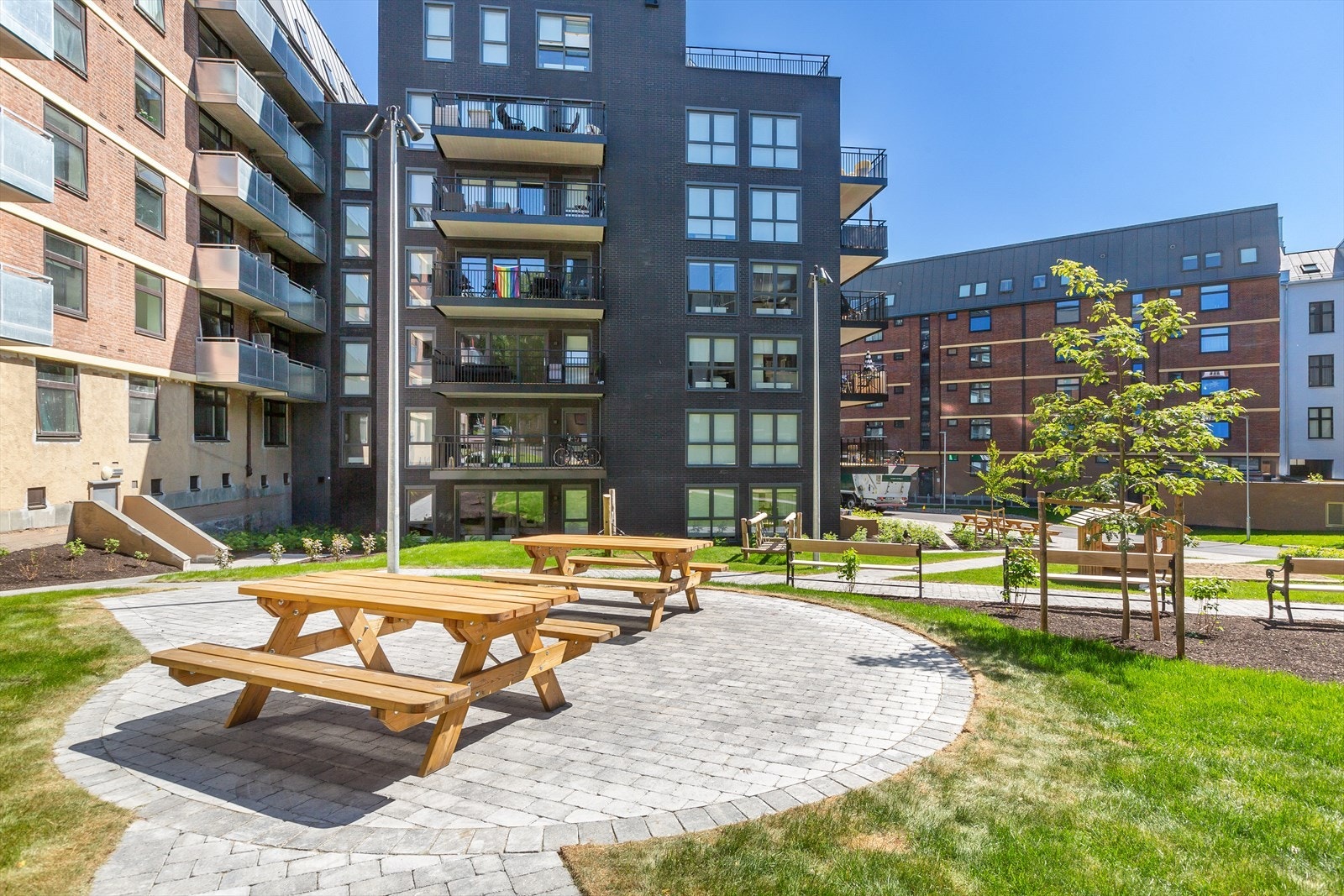 Bakgården er pent opparbeidet med sittegrupper og interne gangveier. Galleribilde