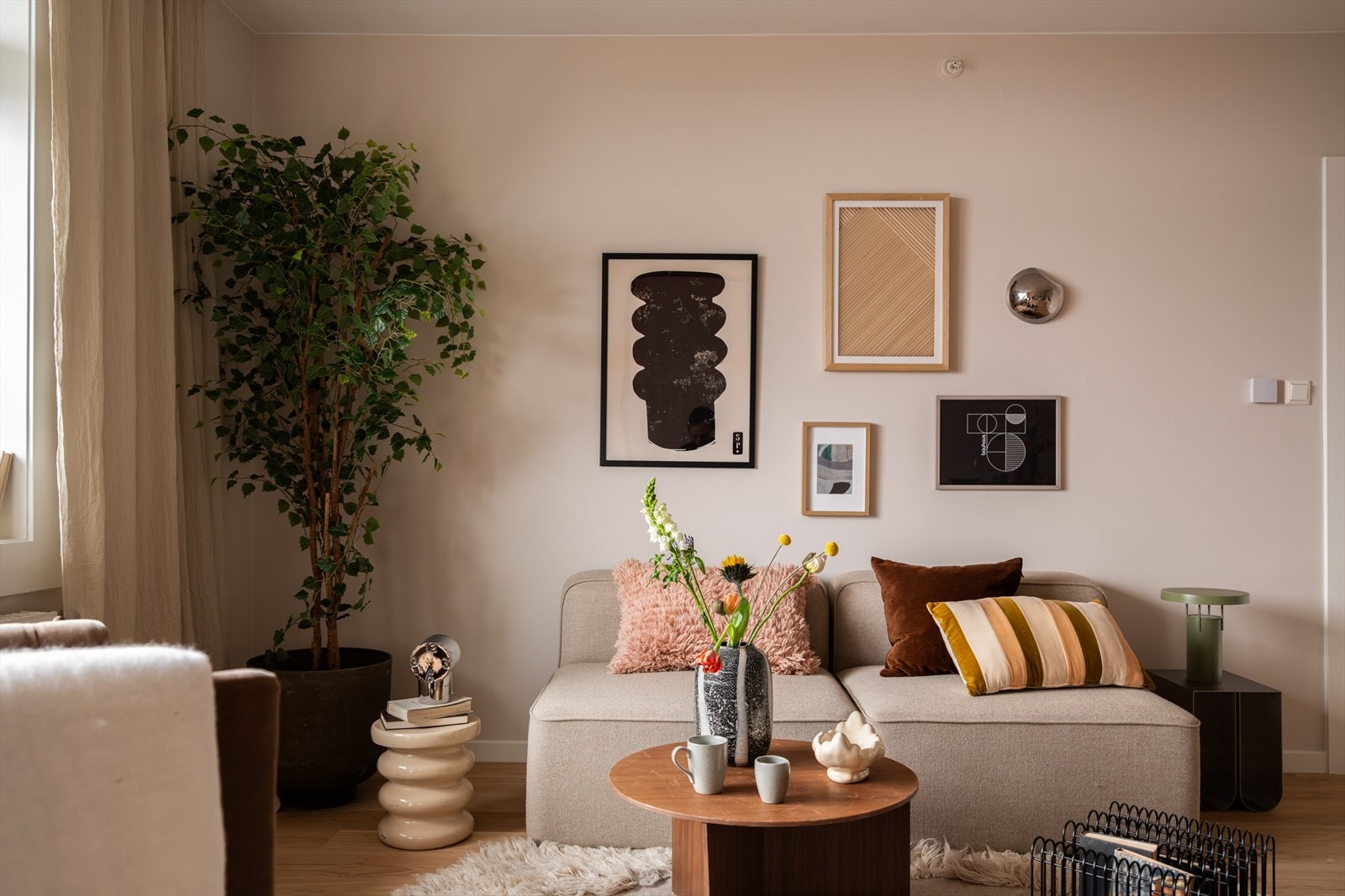 Vegger og overflater er malt i lyse, tidsriktige farger og gulvet er belagt med parkett. Begge deler ble oppgradert i 2026. Galleribilde