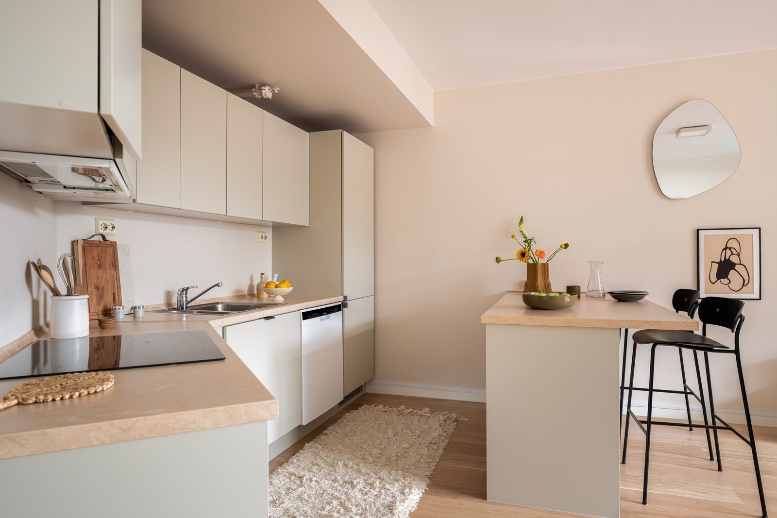 Lyst og smart kjøkken med integrerte hvitevarer. Galleribilde