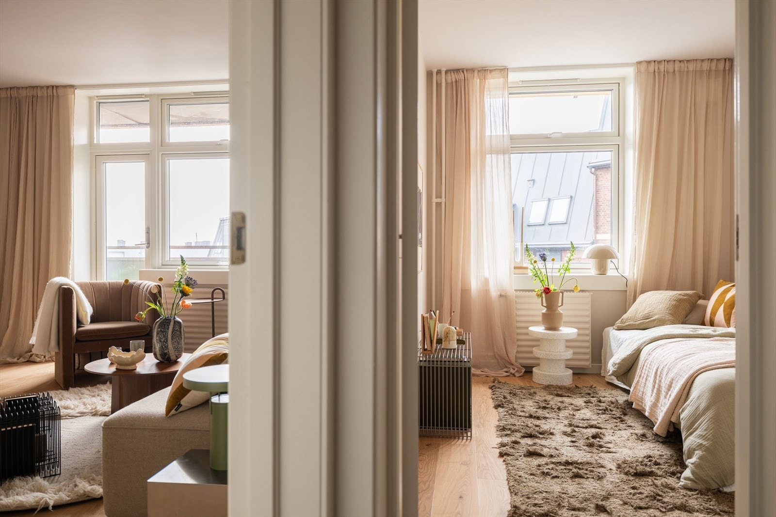 Et av soverommene ligger vegg-i-vegg med stue. Galleribilde